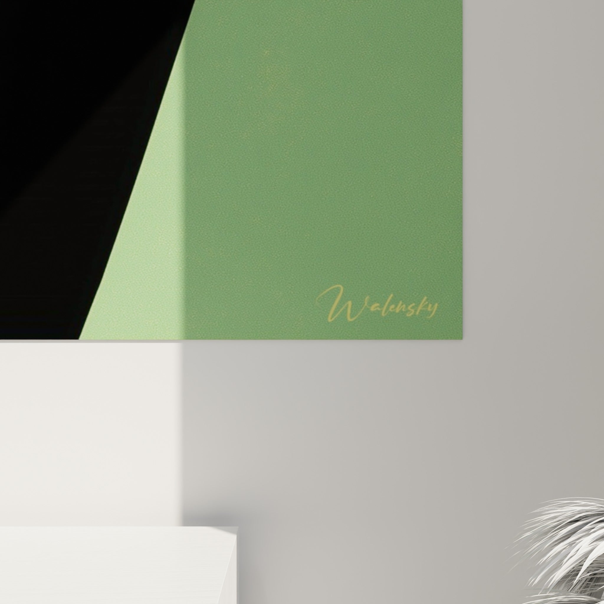 Textures nettes des facettes blanches et jaunes de la jonquille contre le noir profond de la tige