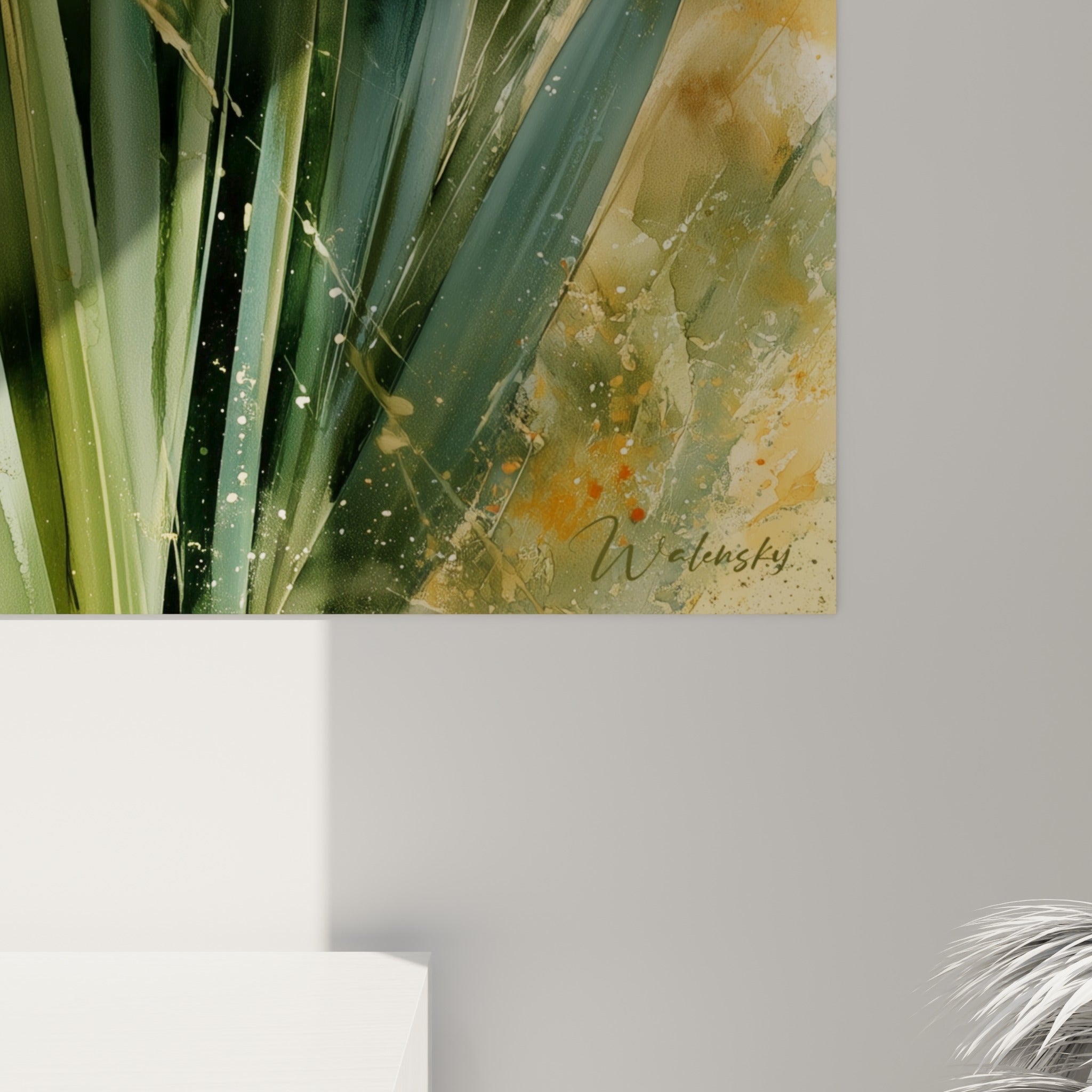 Détail des pétales jaune pâle et du cœur orangé texturé, coulures aquarelle visibles sur la toile