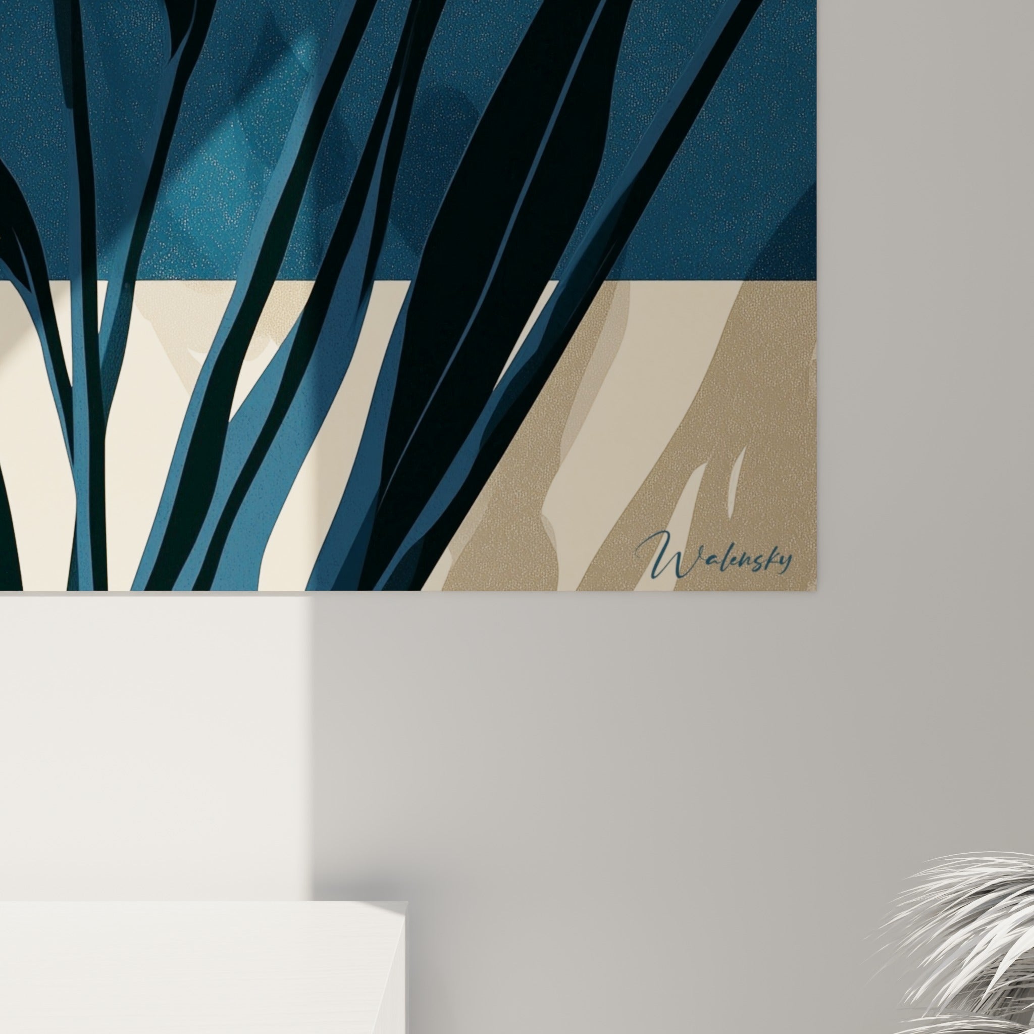 Détail des pétales jaune safran et du grain texturé du fond bleu marine sur cette œuvre florale accrochée