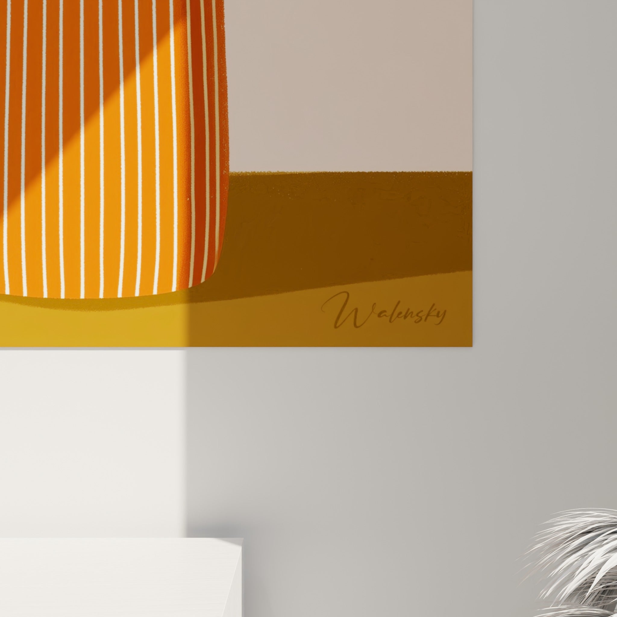 Détail des pétales veinés crème et du vase orange rayé, textures et couleurs rapprochées