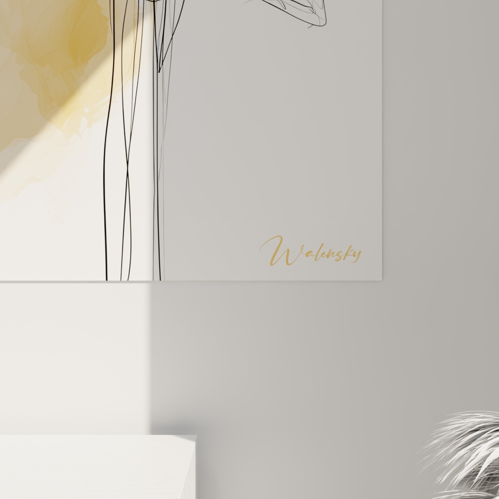 Grain de l'aquarelle dorée et traits de crayon noir se mêlant sur les pétales de la jonquille