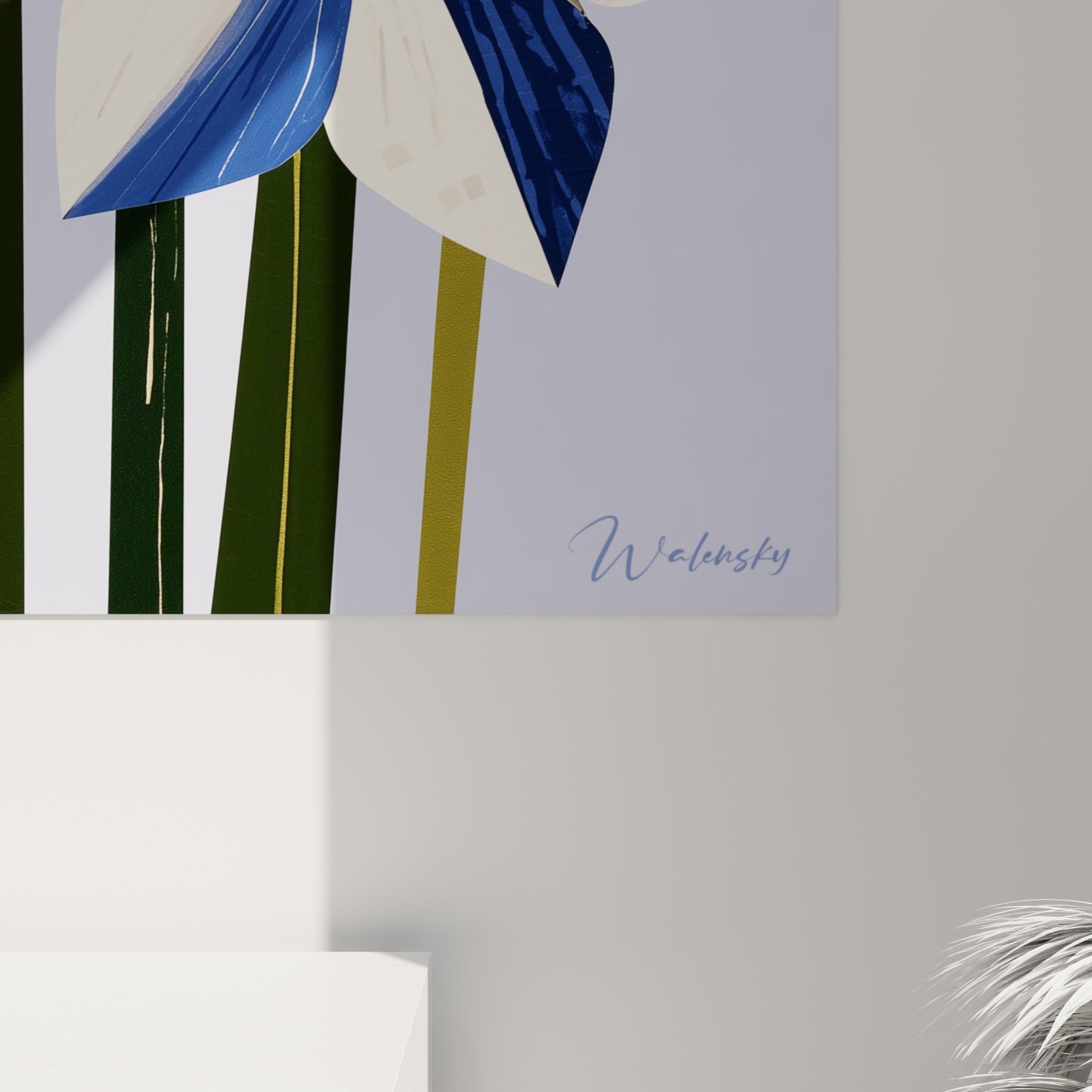 Pétales de jonquille en gros plan révélant motifs pointillés noirs et rayures bleu marine sur surface laquée