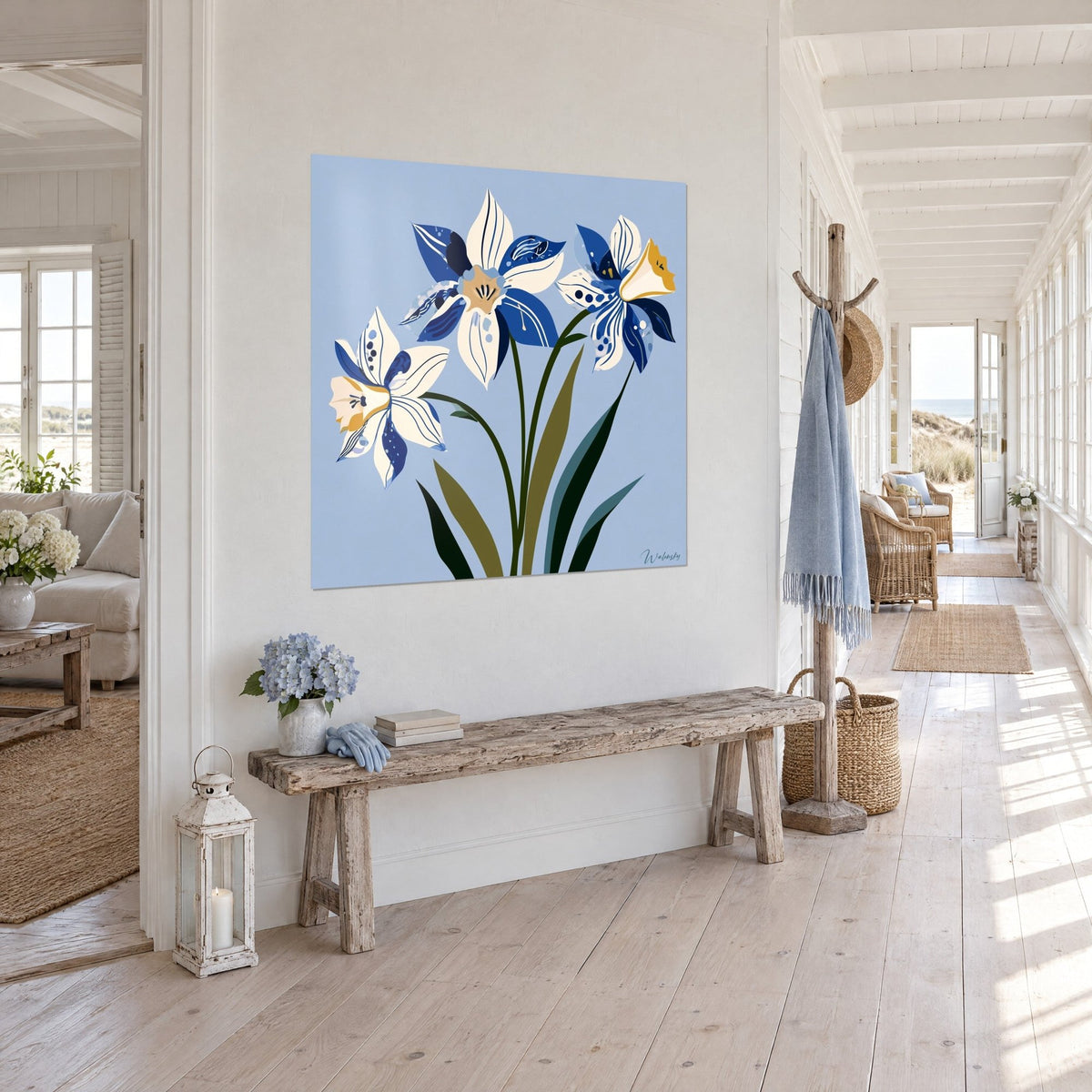 Gemälde grafische Blüten mit indigoblauen und cremefarbenen Tupfen, olivgrüne Stiele, Dreiviertelansicht in einem Flur eines Küstenhauses