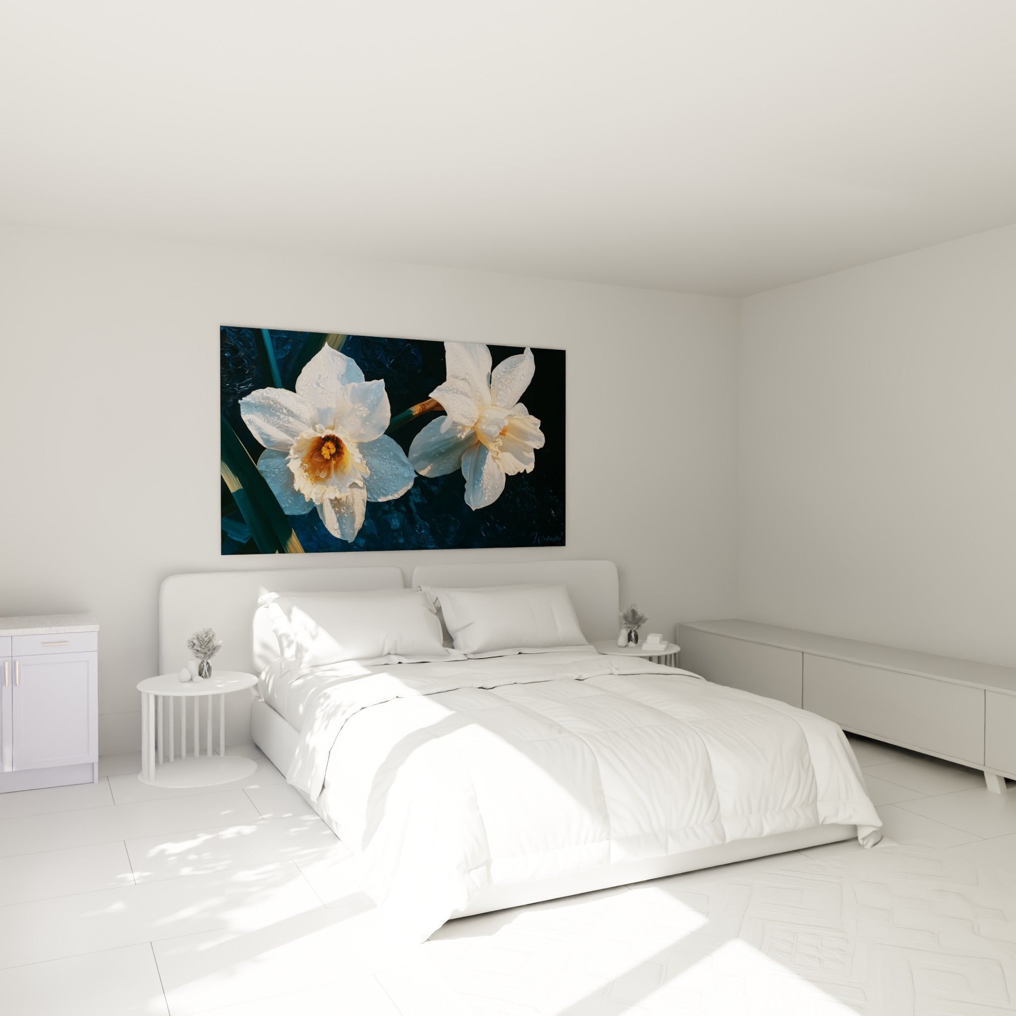 Deux jonquilles blanches et ocre ornent un mur au-dessus d'un lit dans une chambre claire