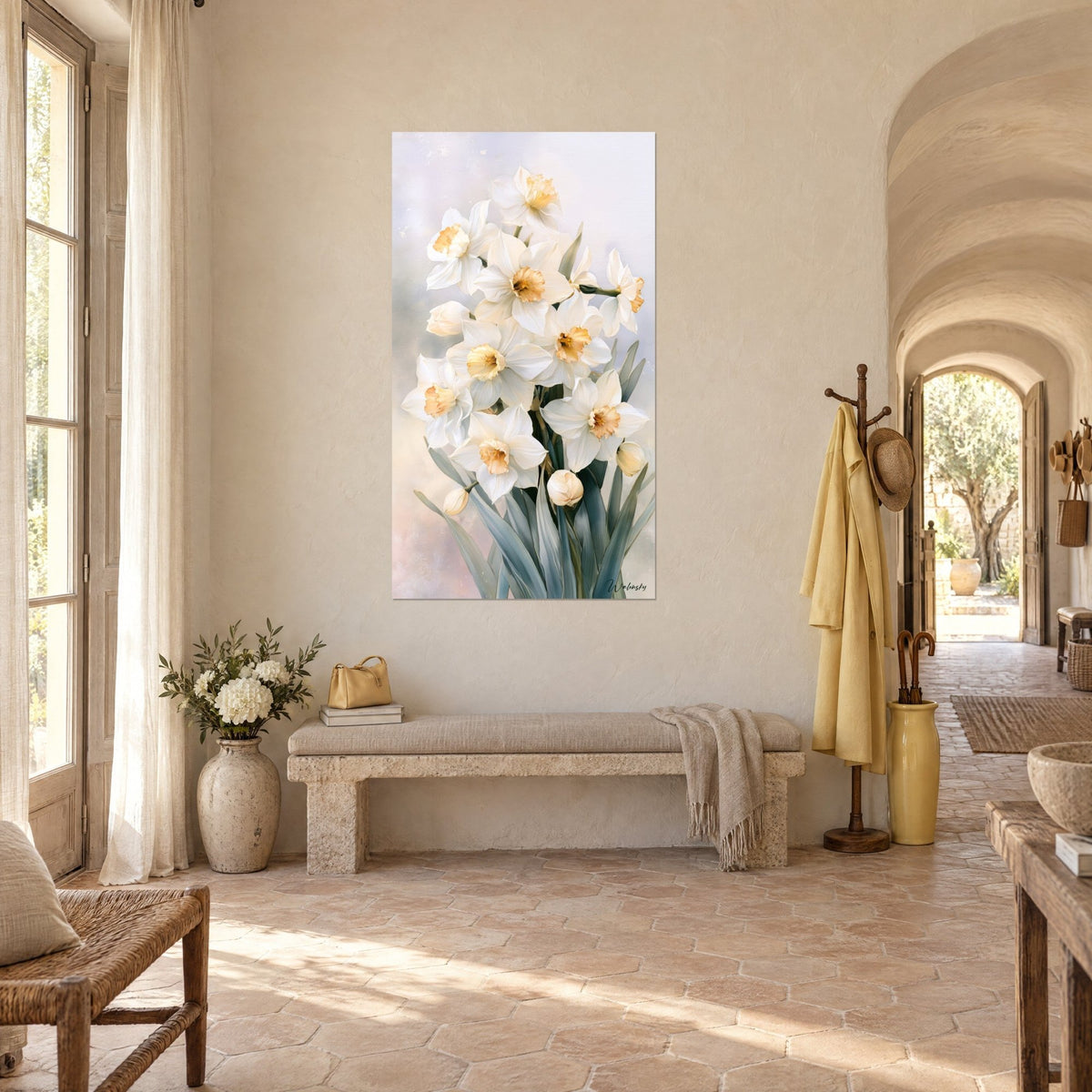 Quadro mazzo di giunchiglie avorio dai calici dorati, sfondo lilla rosato, parete beige di un corridoio a volta in un mas provenzale