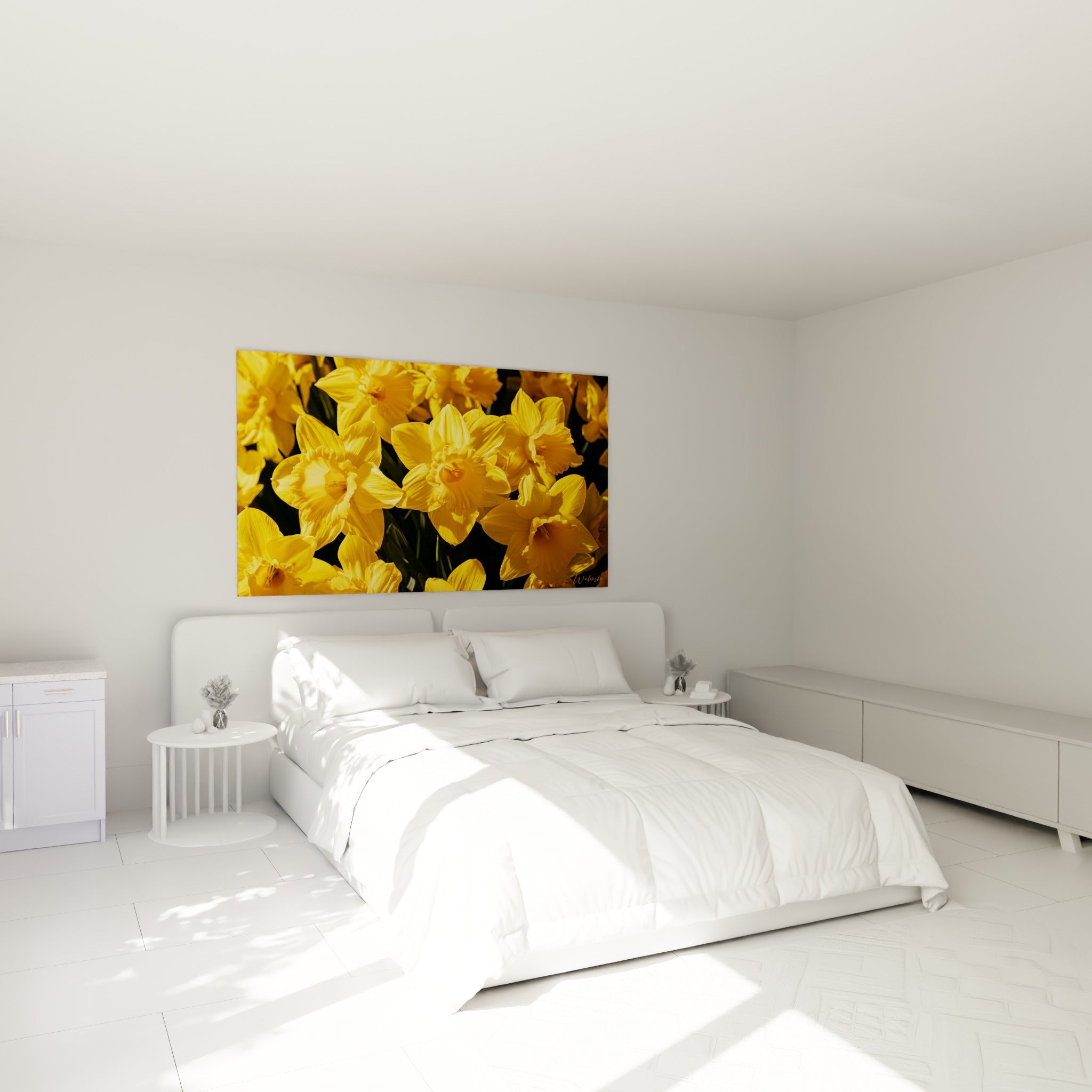 Fleurs de jonquilles jaunes et orangées, accrochées au-dessus d'un lit dans une chambre claire