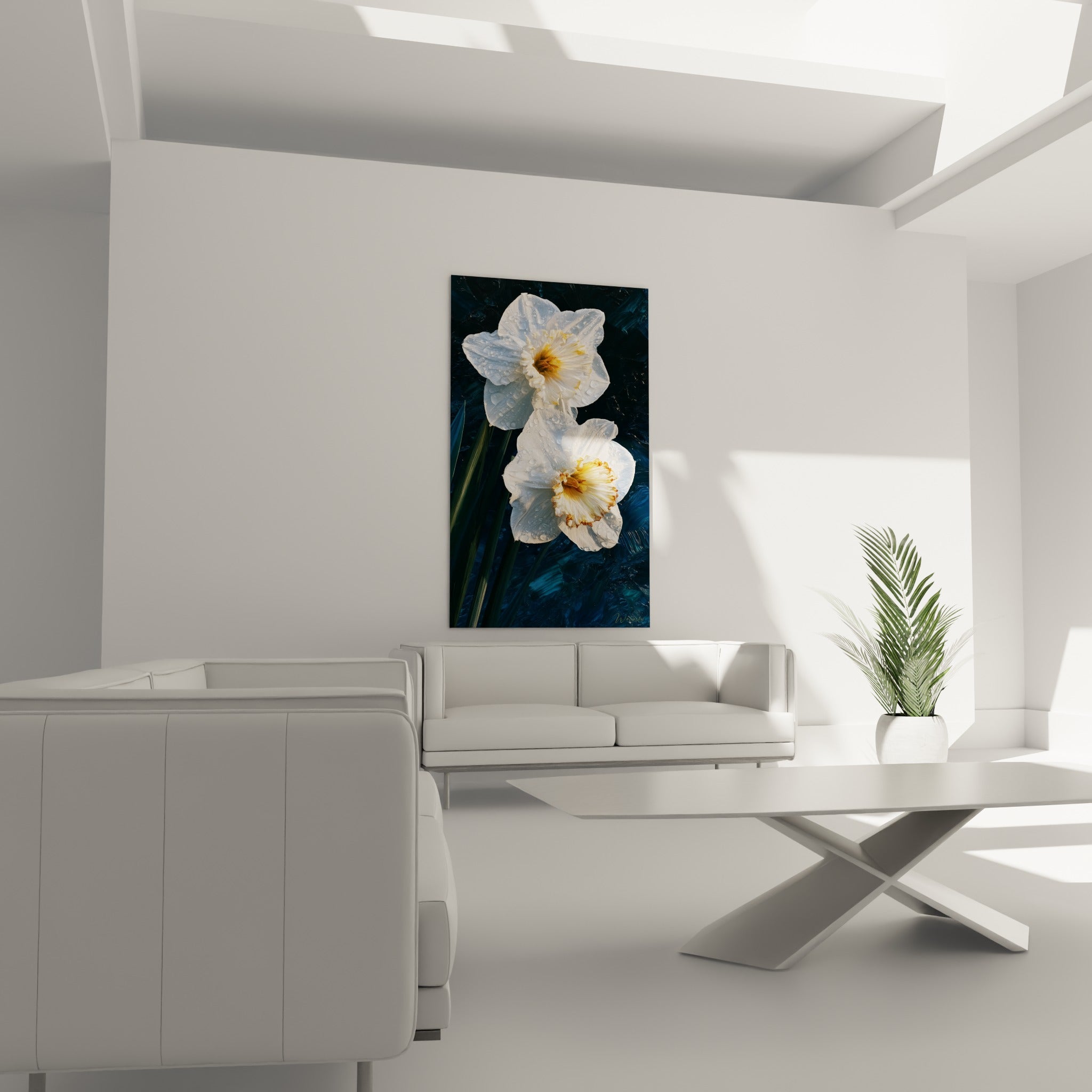 Pétales de jonquille ivoire et cœur jaune doré au-dessus d'un canapé dans un salon lumineux