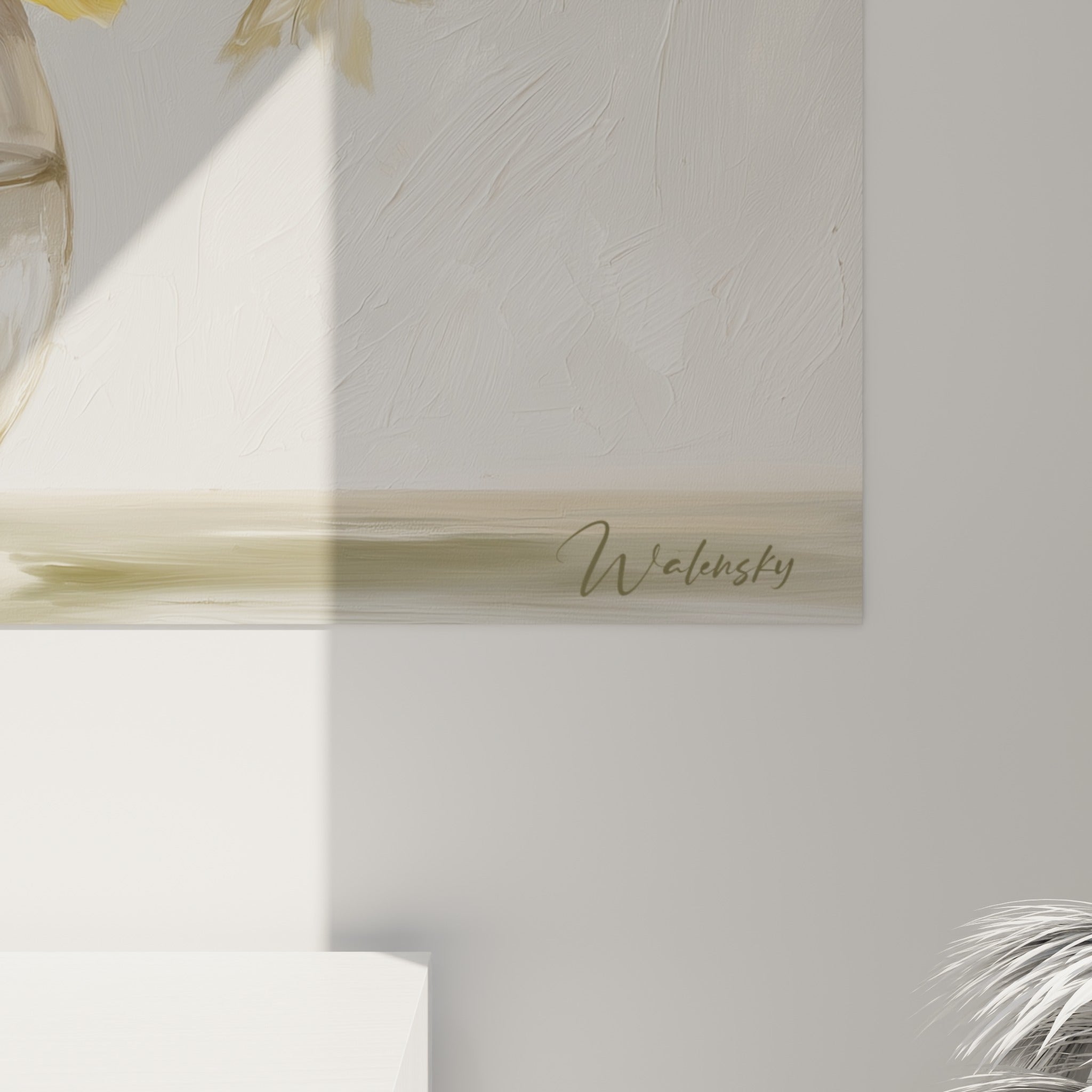 Empâtements jaunes et blancs des pétales de jonquille, coulures de peinture crème et vert sur toile texturée