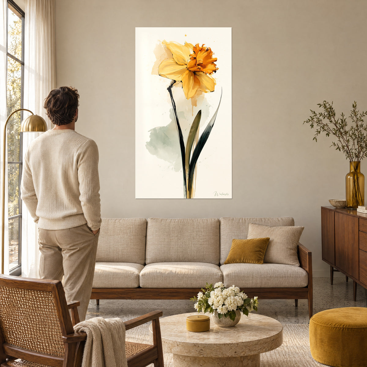 Quadro narciso giallo zafferano con cuore arancione spiegazzato, stelo nero, ombra verde diffusa, uomo di spalle, sopra un divano in un soggiorno luminoso