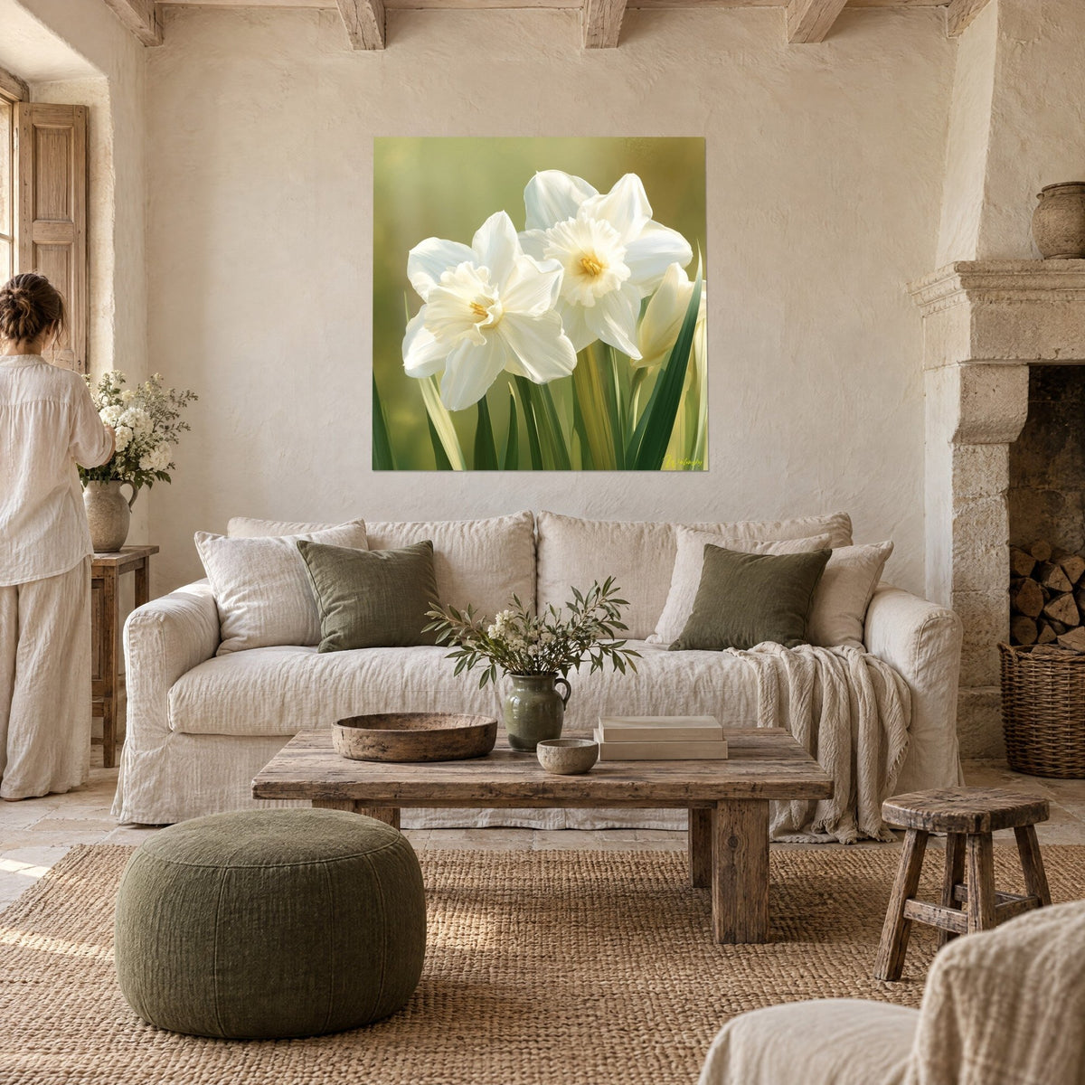 Quadro narcisi bianchi con cuori giallo zafferano, foglie verde abete, due persone di spalle, sopra un divano in un soggiorno luminoso