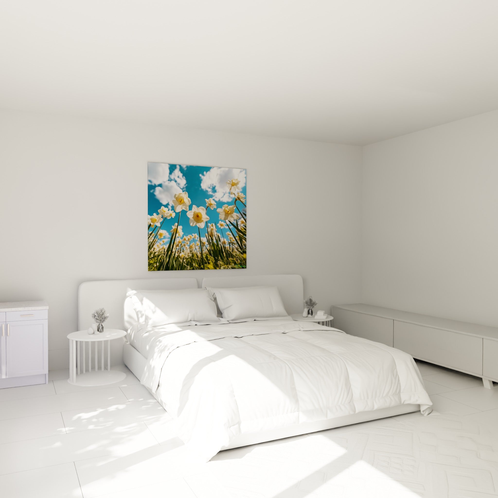 Fleurs de jonquille blanches et vertes en contre-plongée au-dessus d'un lit dans une chambre claire
