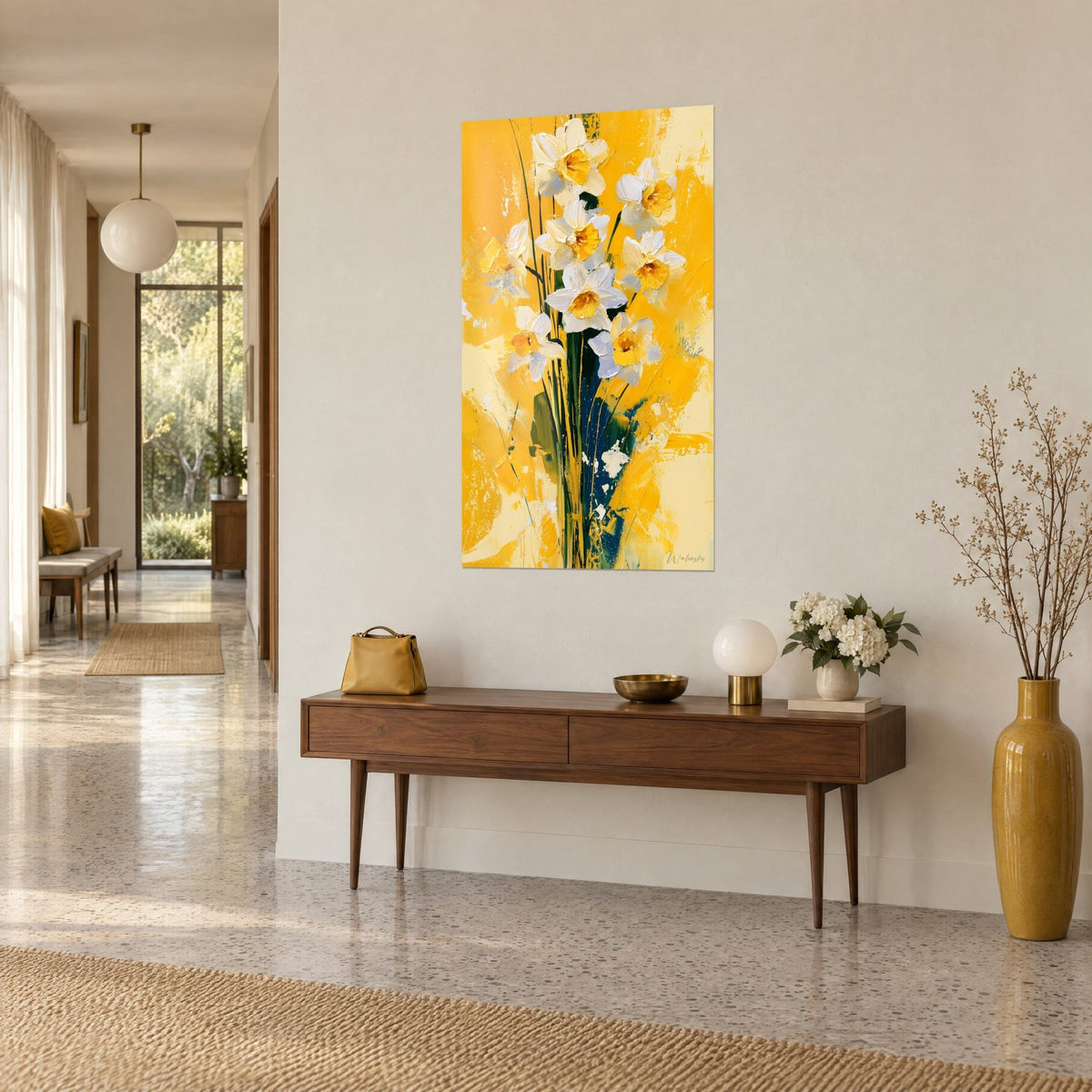 Quadro bouquet di narcisi avorio e oro dagli steli verde scuro, appeso sopra una console in legno, corridoio luminoso