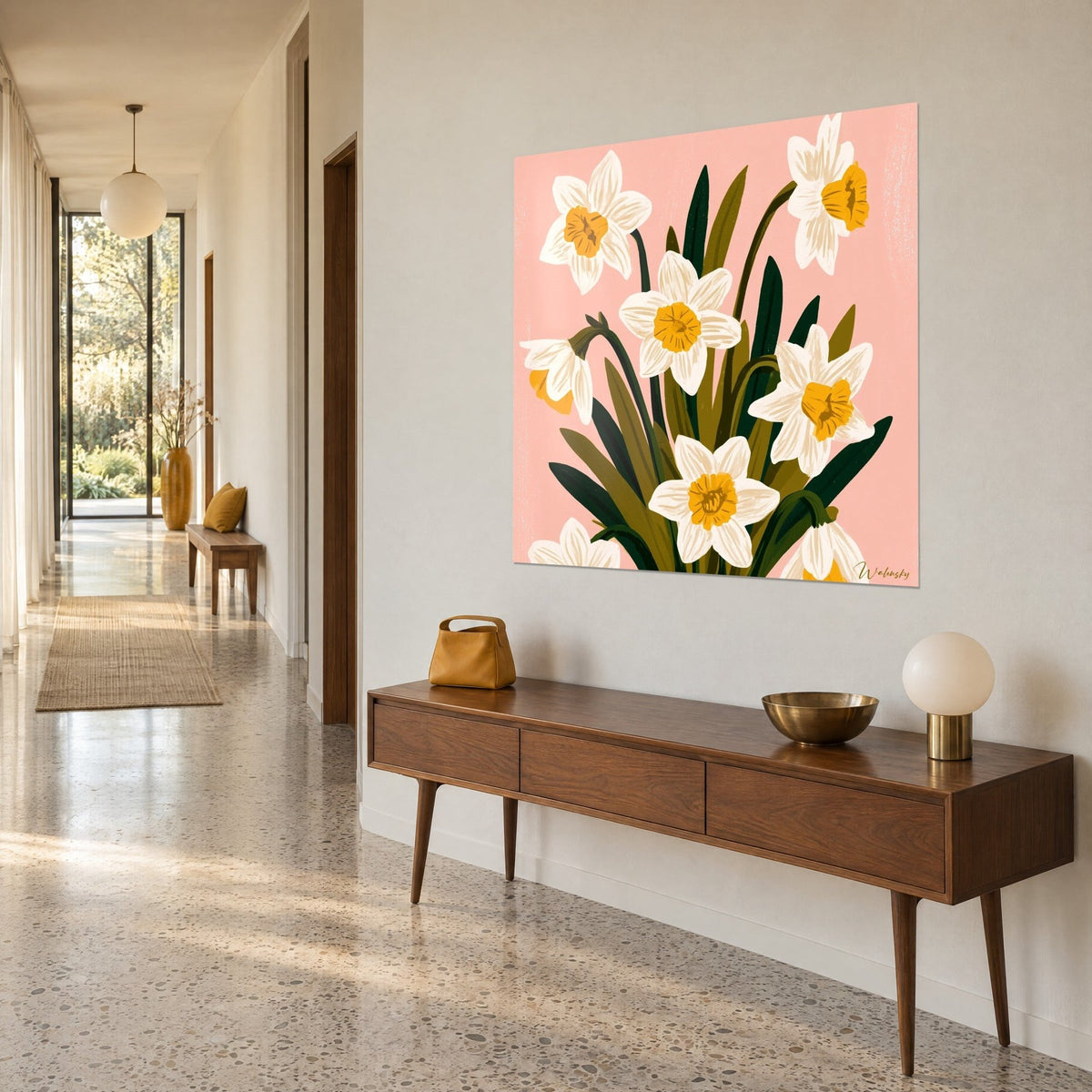 Quadro con narcisi color avorio dalla corona zafferano eretti su sfondo rosa pallido, steli lunghi verde oliva, vista di tre quarti in un corridoio