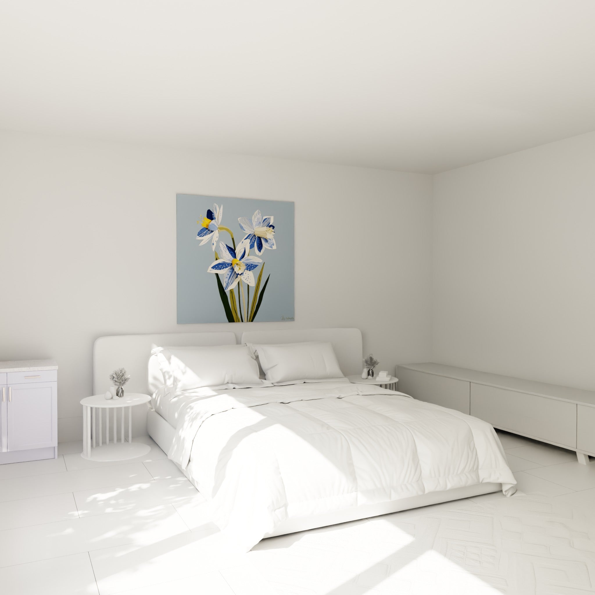 Fleurs de jonquille bleu marine et crème accrochées au-dessus d'un lit dans une chambre claire