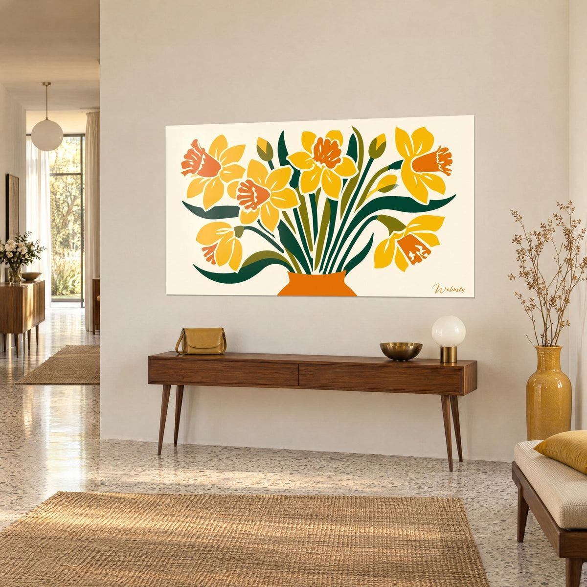 Tableau narcisses stylisés aux cœurs orangés, tiges vert olive sur fond crème, au-dessus d'une console en bois, vue de trois-quarts