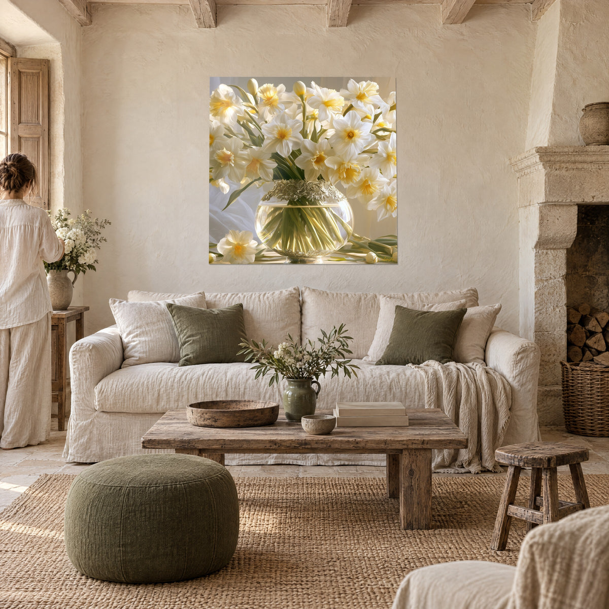 Quadro mazzo di narcisi color crema in un vaso di vetro, cuori giallo zafferano, due persone di spalle, sopra un divano in un soggiorno luminoso