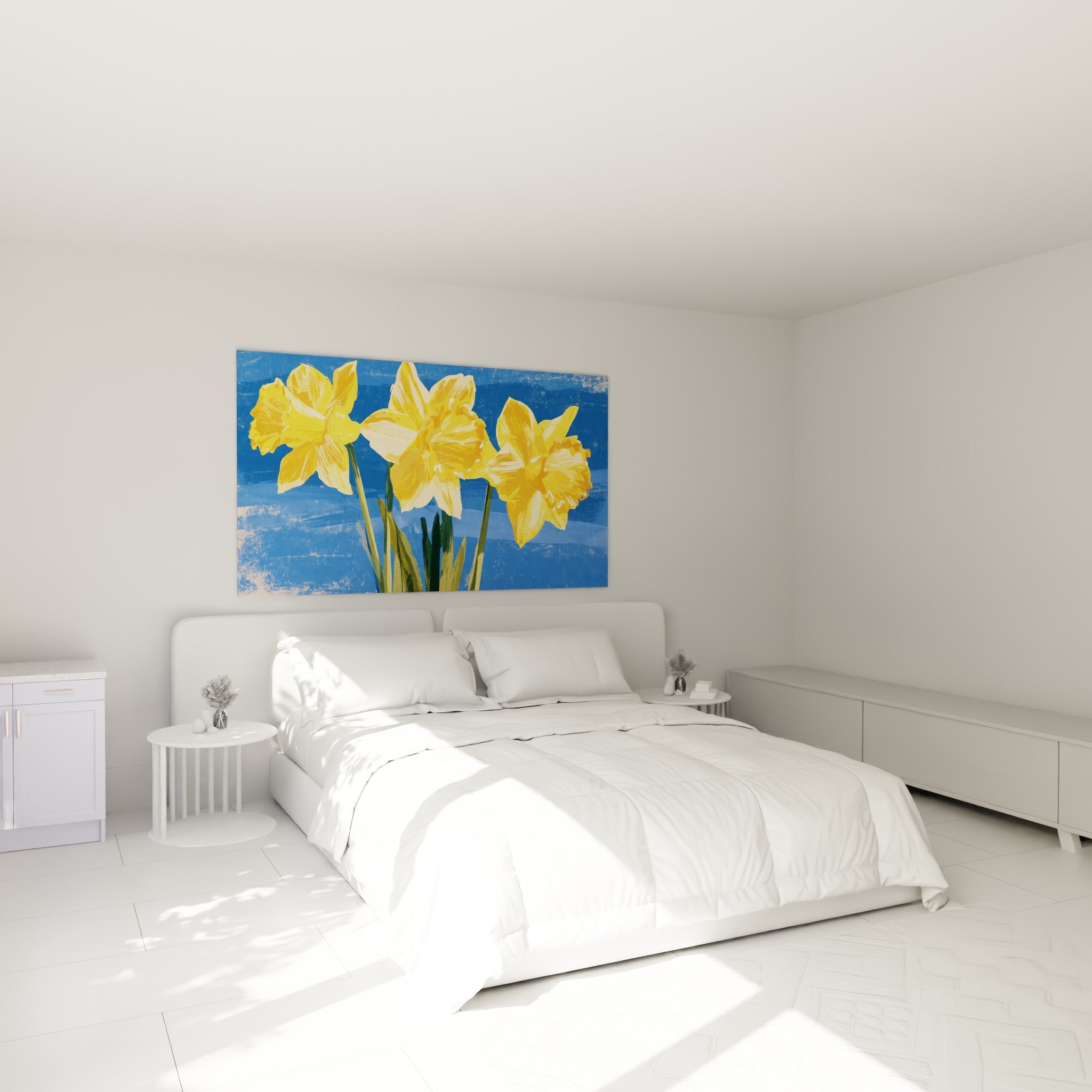 Bouquet de jonquilles jaunes sur fond bleu marine, accroché au-dessus d'un lit dans une chambre claire
