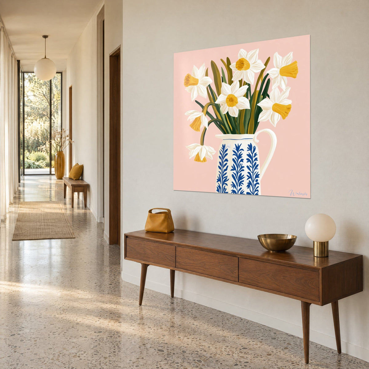 Tableau jonquilles à corolle ivoire et trompette dorée, pichet à feuillages indigo, fond rose poudré, couloir et buffet en bois noyer