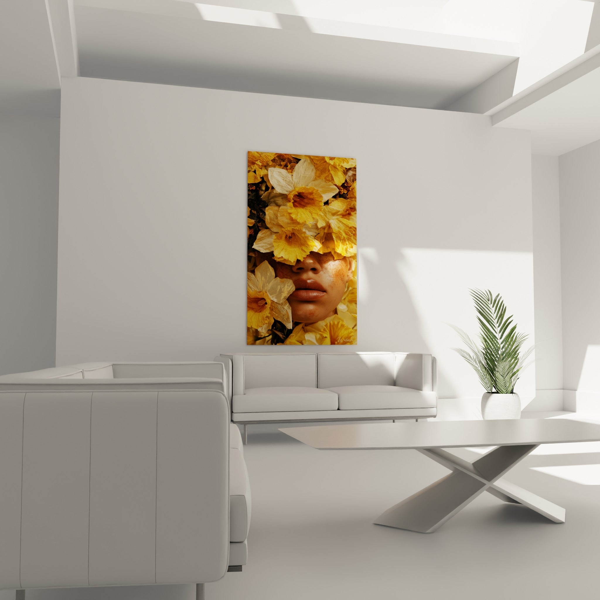Pétales jonquilles jaune pâle et bouche entourée de fleurs au-dessus d'un canapé dans un salon lumineux