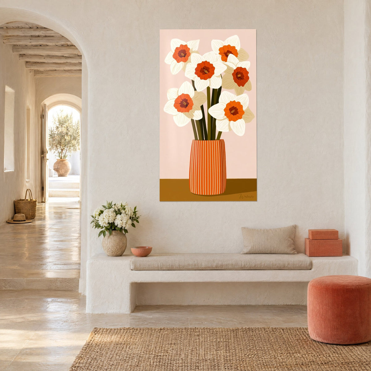 Gemälde Elfenbeinfarbene Narzissen mit orangefarbenen Blütenkronen auf olivgrünen Stielen, korallenfarbene Vase, weiße Gipsbank, mediterranes Haus