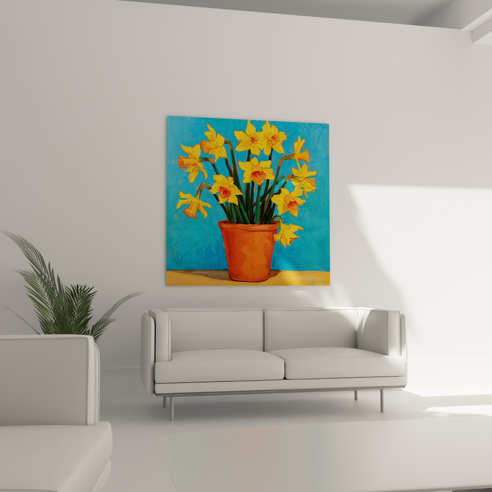Fleurs de jonquilles orangées et fond turquoise texturé positionnées au-dessus d'un canapé dans un salon lumineux