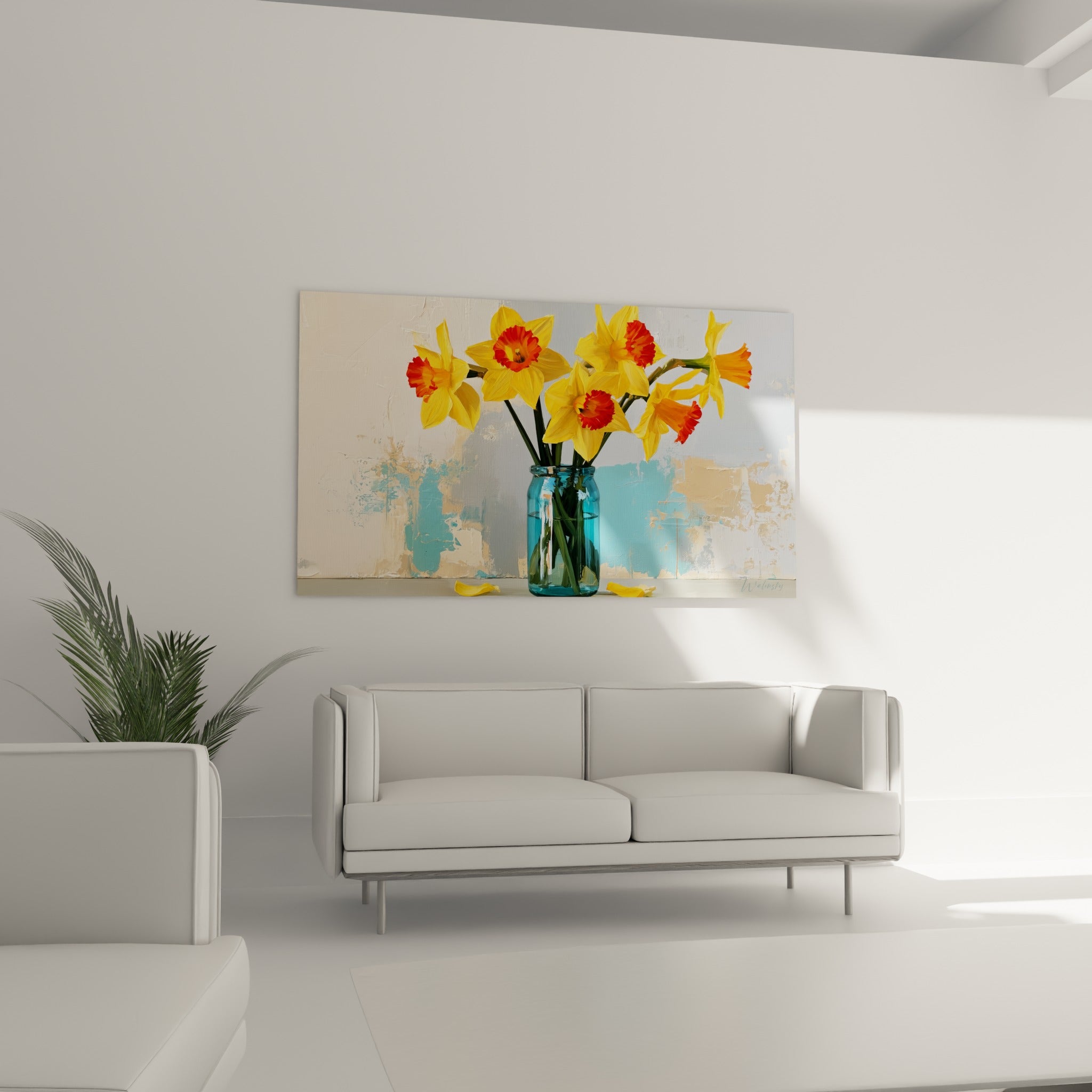 Fleurs de jonquille orange vif dans un bocal bleu au-dessus d'un canapé dans un salon lumineux