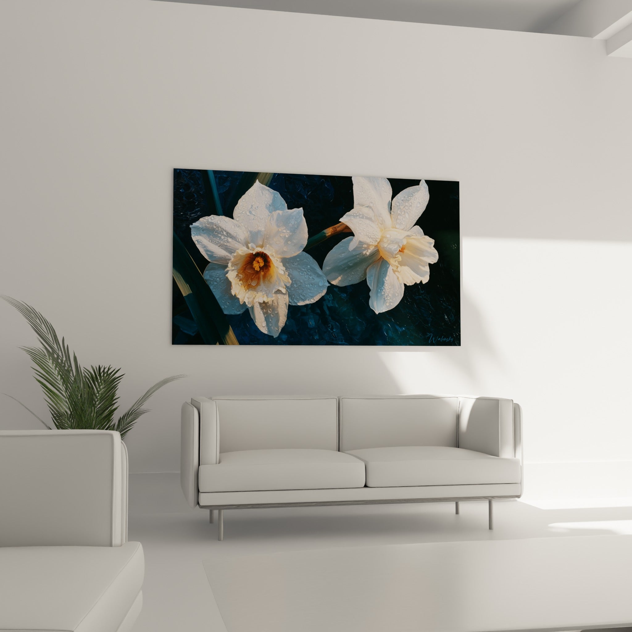 Fleurs de jonquille blanches à cœur doré accrochées au-dessus d'un canapé dans un salon lumineux