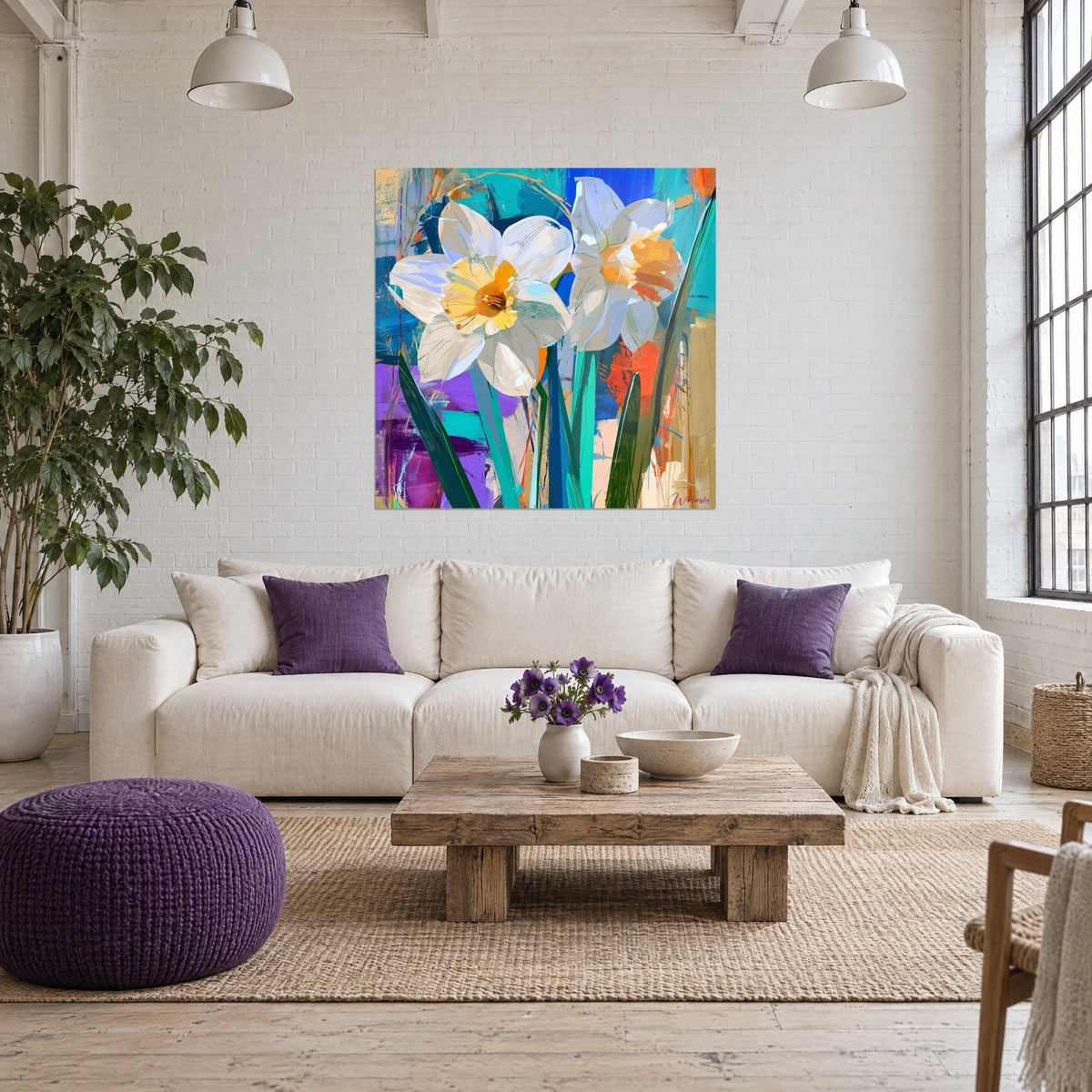 Quadro narcisi avorio con cuore zafferano su sfondo turchese e viola, appeso sopra un divano in un soggiorno luminoso