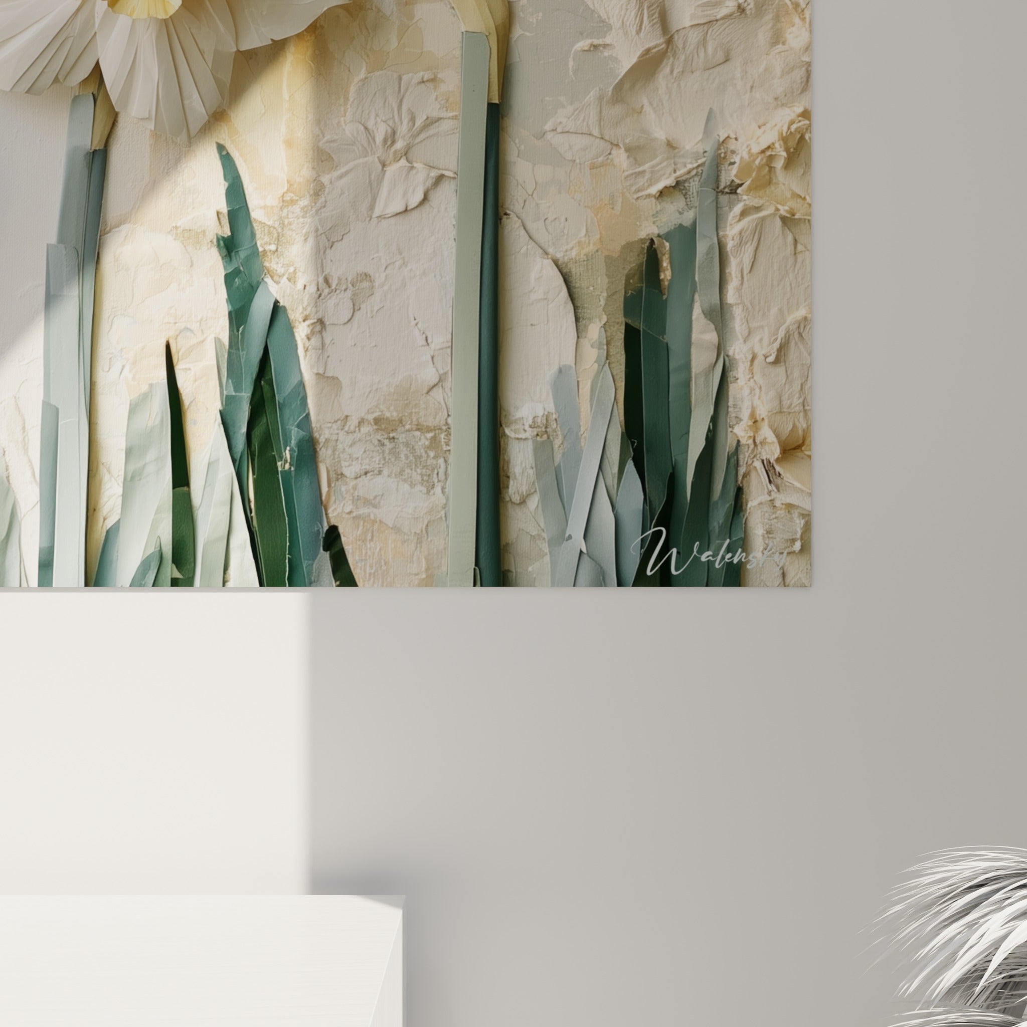 Relief plissé des pétales blancs et cœurs jaunes safranés, texture granuleuse du fond beige