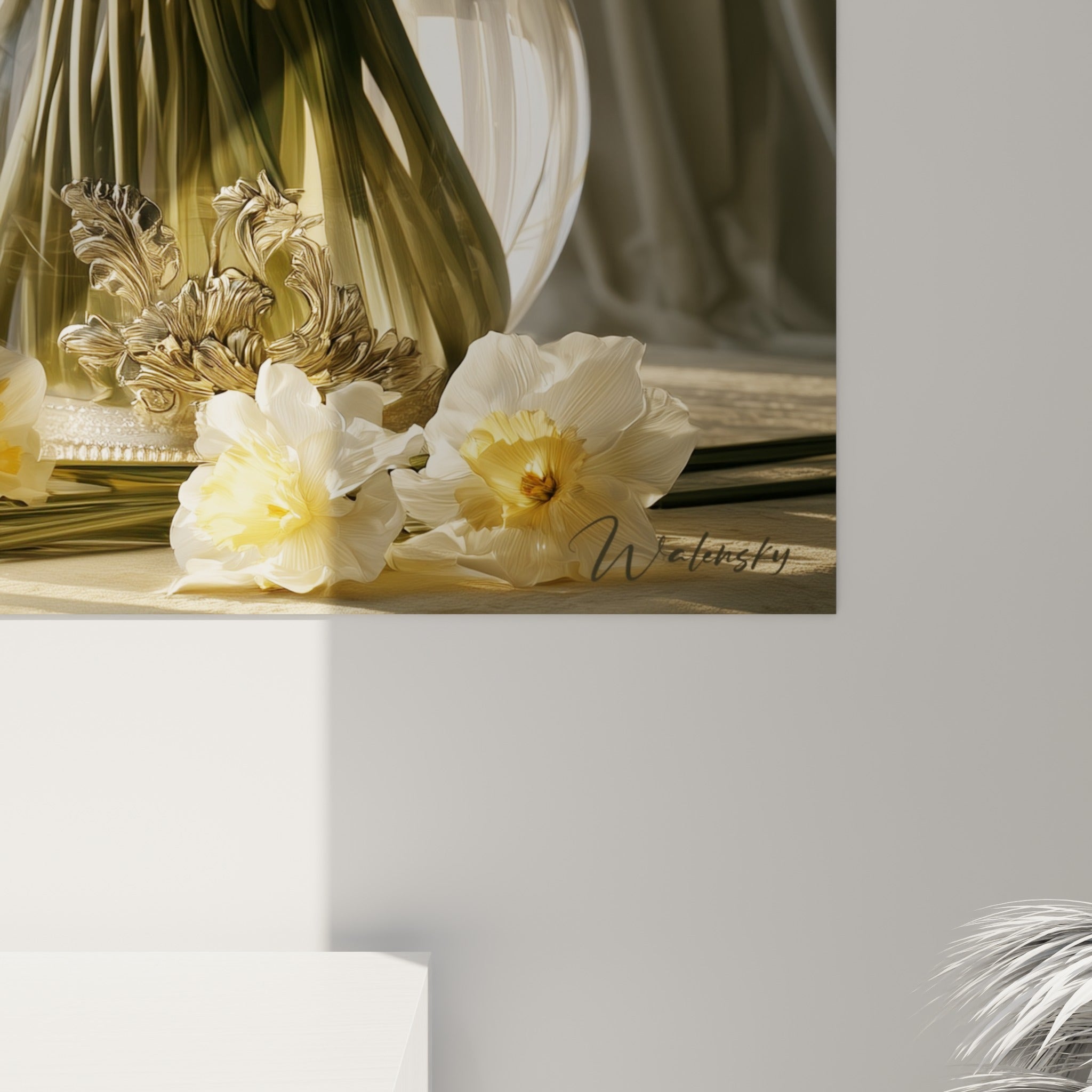 Pétales veloutés blanc crème et jaune doré, grain de l'impression visible sur les nervures florales