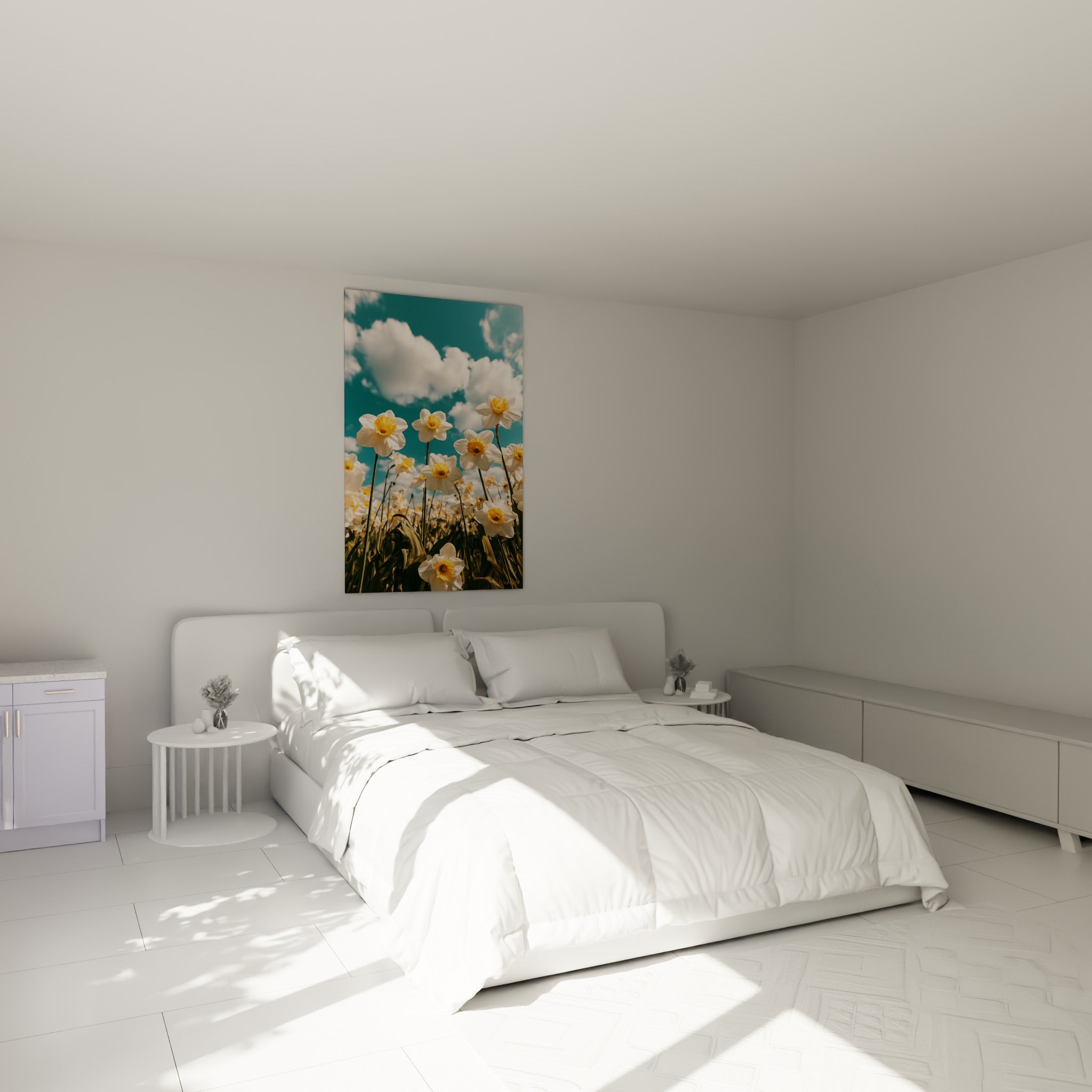 Fleurs de jonquille blanches et jaunes sous ciel nuageux, accrochées au-dessus d'un lit dans une chambre claire