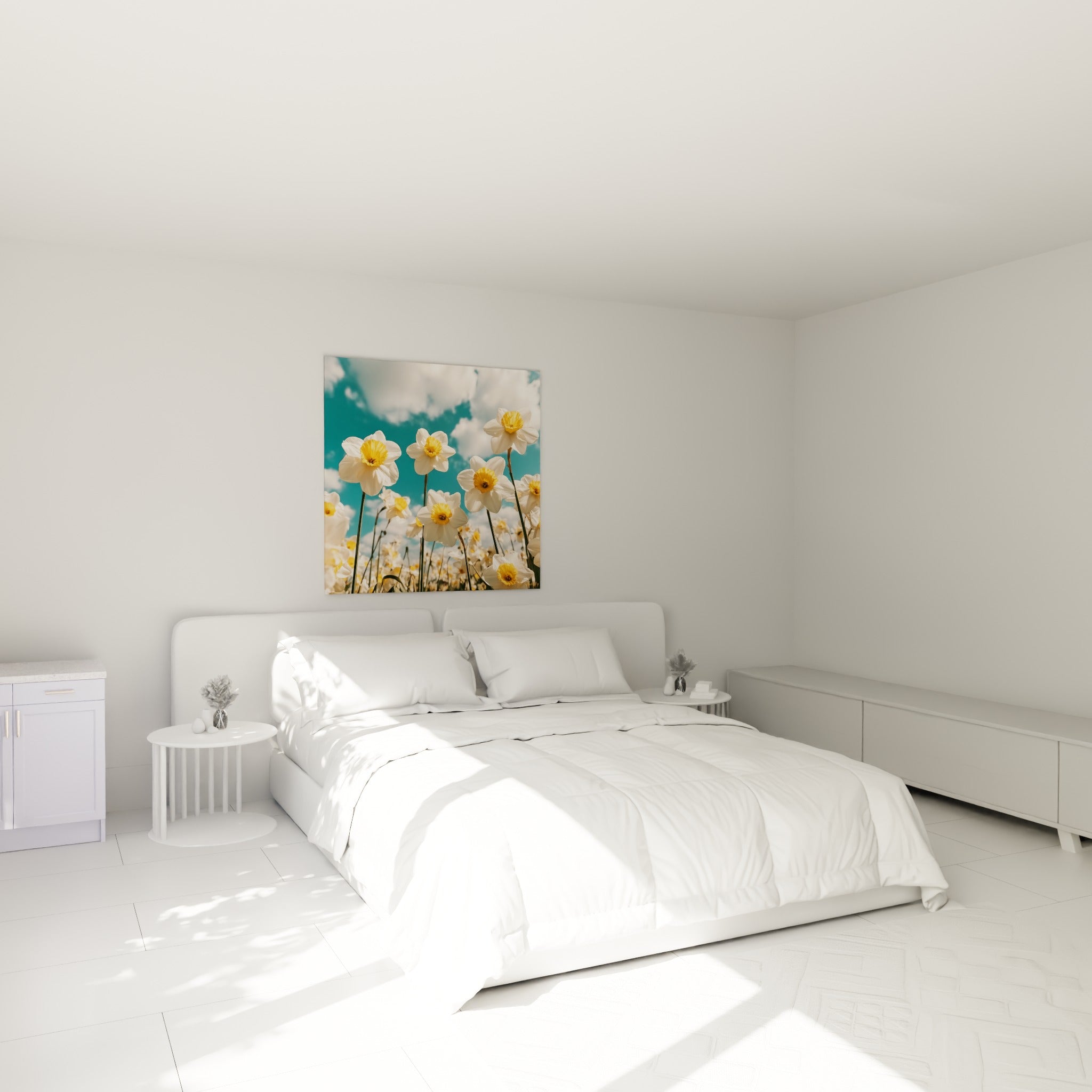 Fleurs de jonquilles blanches et jaunes disposées au-dessus d'un lit dans une chambre claire