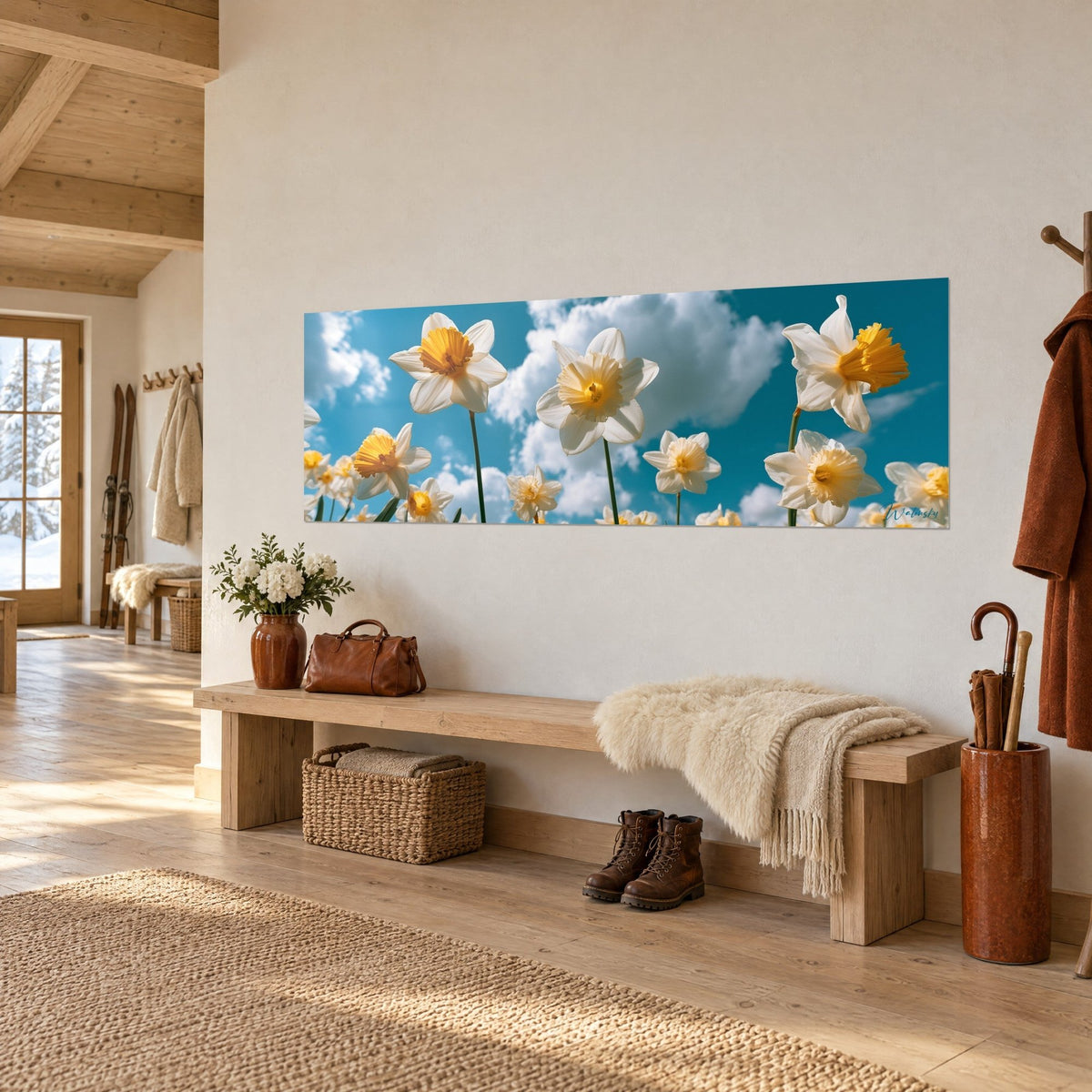 Panoramisch schilderij van narcissen met ivoorkleurige bloembladen en gouden kroon, azuurblauwe lucht, naast een eikenhouten bank in het chalet