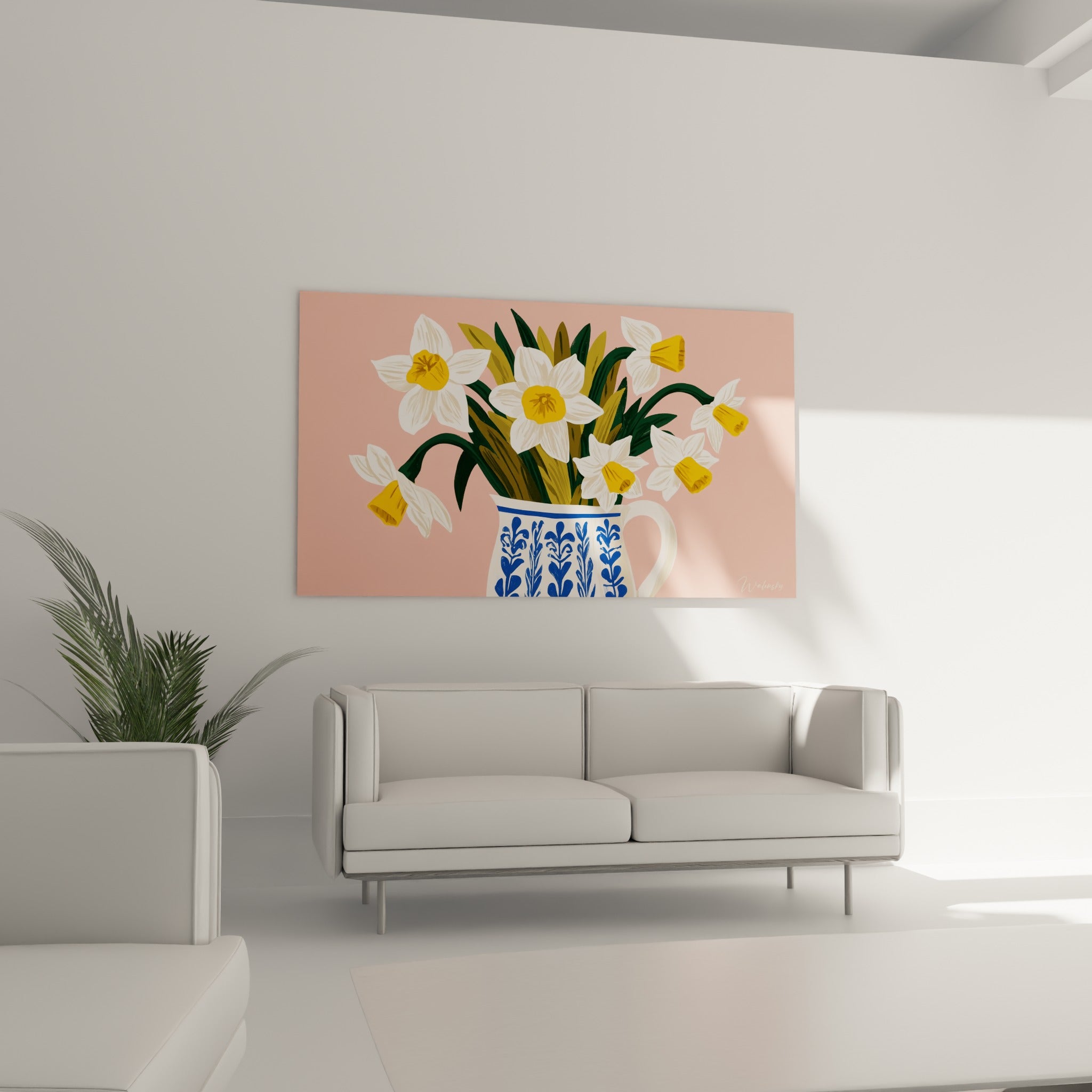 Pichet fleuri de jonquilles blanches accroché au-dessus d'un canapé dans un salon lumineux