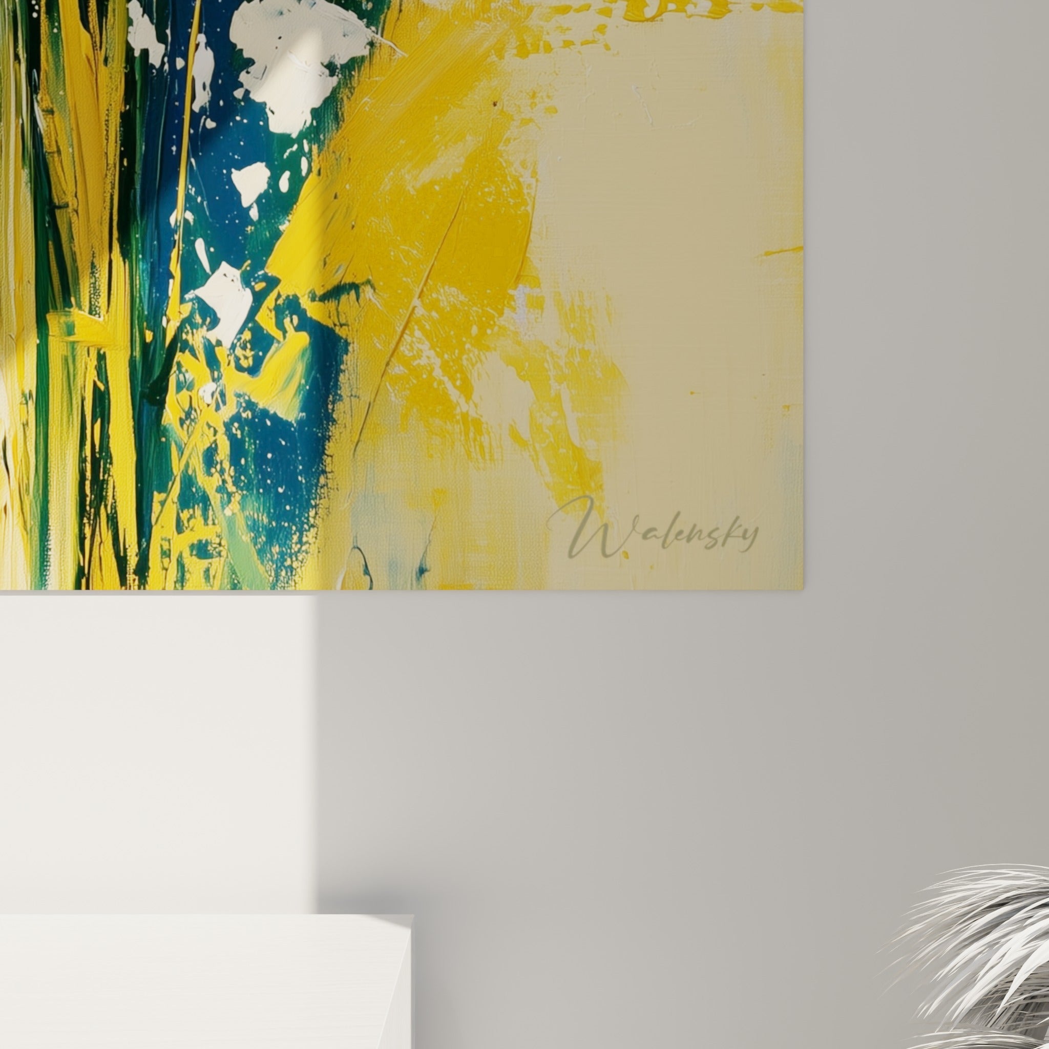 Empâtements épais de peinture blanche et dorée révélant la matière des pétales de jonquille