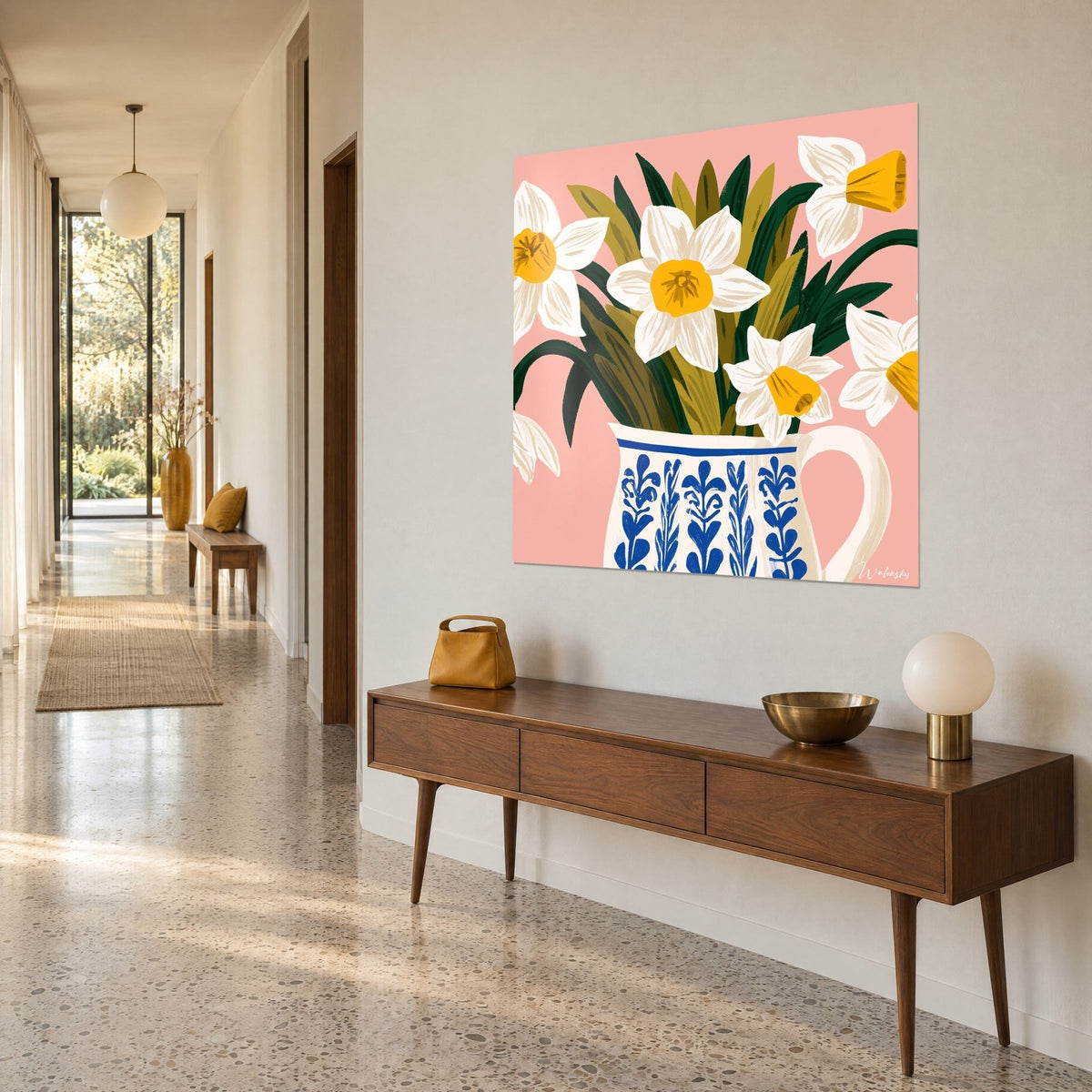 Tableau pichet floral bleu cobalt et crème, narcisses ivoire sur fond rose pâle, accroché dans un couloir, vue de trois-quarts