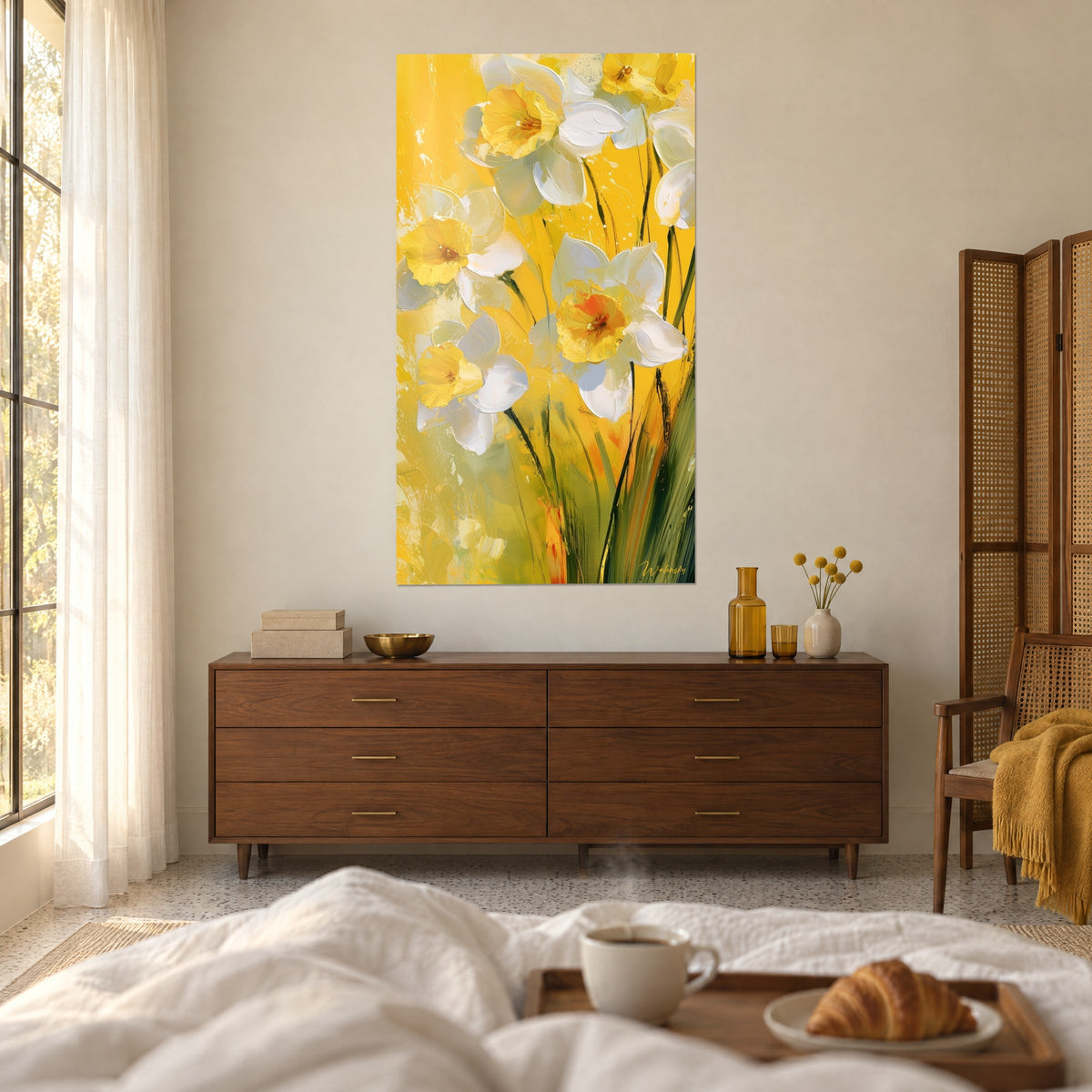 Cuadro narcisos blancos con centros anaranjados sobre fondo amarillo azafrán, frente a una cama, encima de una cama en un dormitorio luminoso