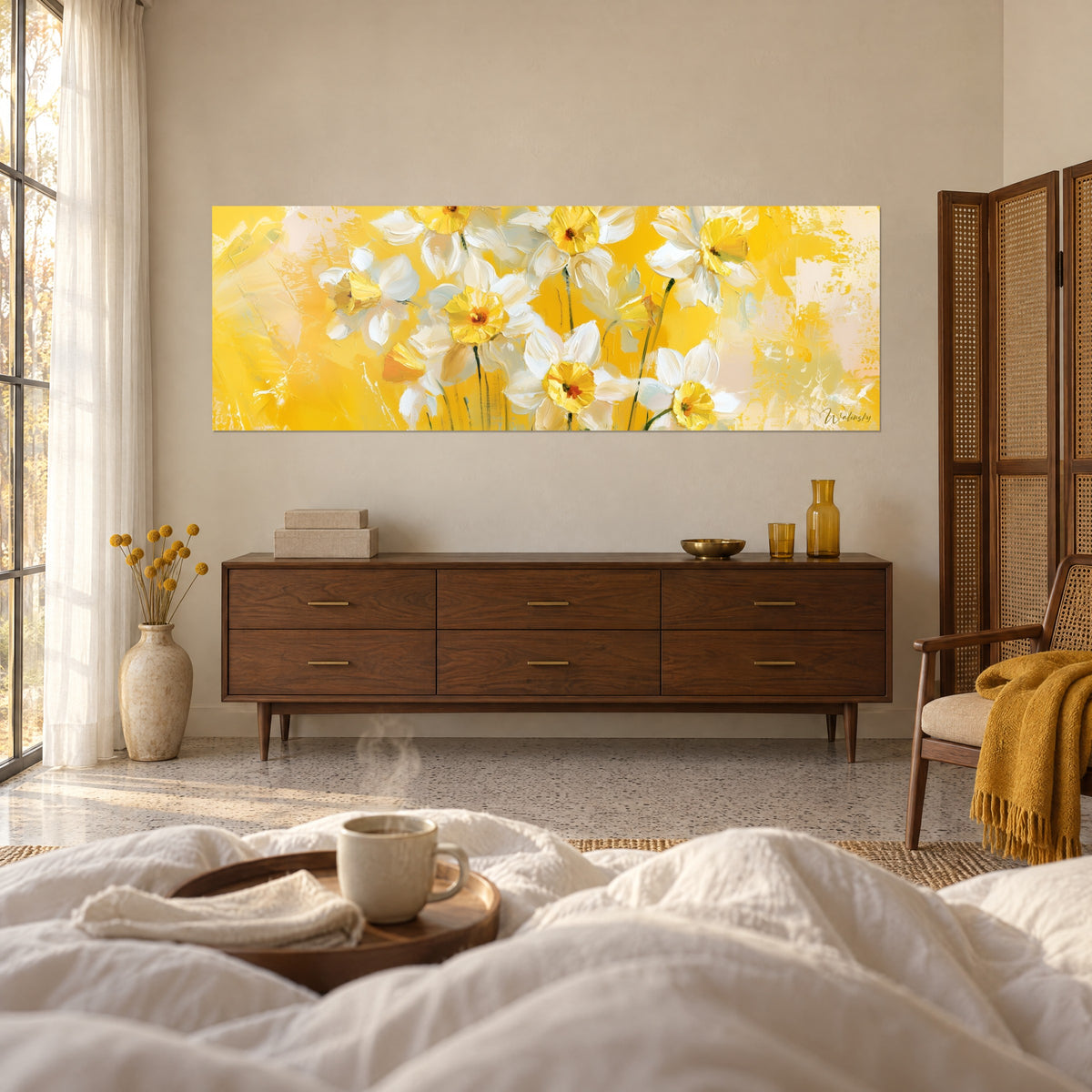 Tableau bouquet de narcisses crème aux cœurs orangés, touches jaune vif épaisses, au-dessus d'un lit dans une chambre claire