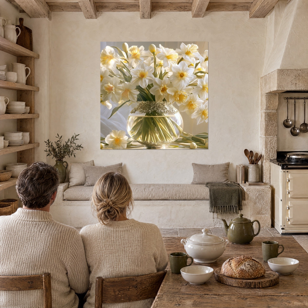Quadro fiori di primavera avorio con cuore dorato su un velo grigio perla, due ospiti di spalle davanti a un tavolo di pietra e legno