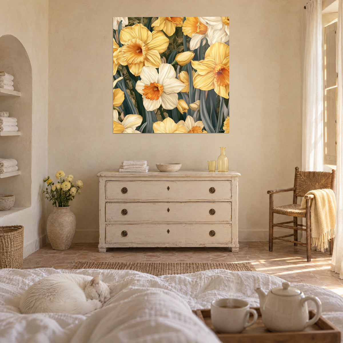 Schilderij boeket lichtgele narcissen met oranje kraagjes, grijsgroene blaadjes, witte kat liggend ernaast, boven een bed in een lichte slaapkamer