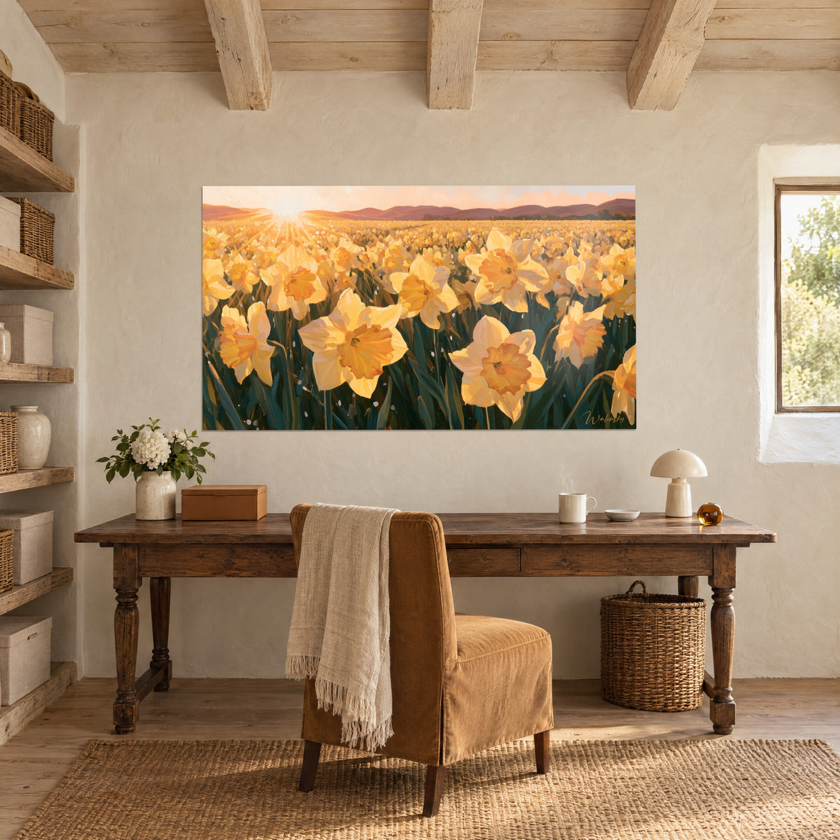 Schilderij narcissen met crèmekleurige bloemblaadjes en oranje kelken, paarse heuvels op de achtergrond, opgehangen boven een antiek houten bureau