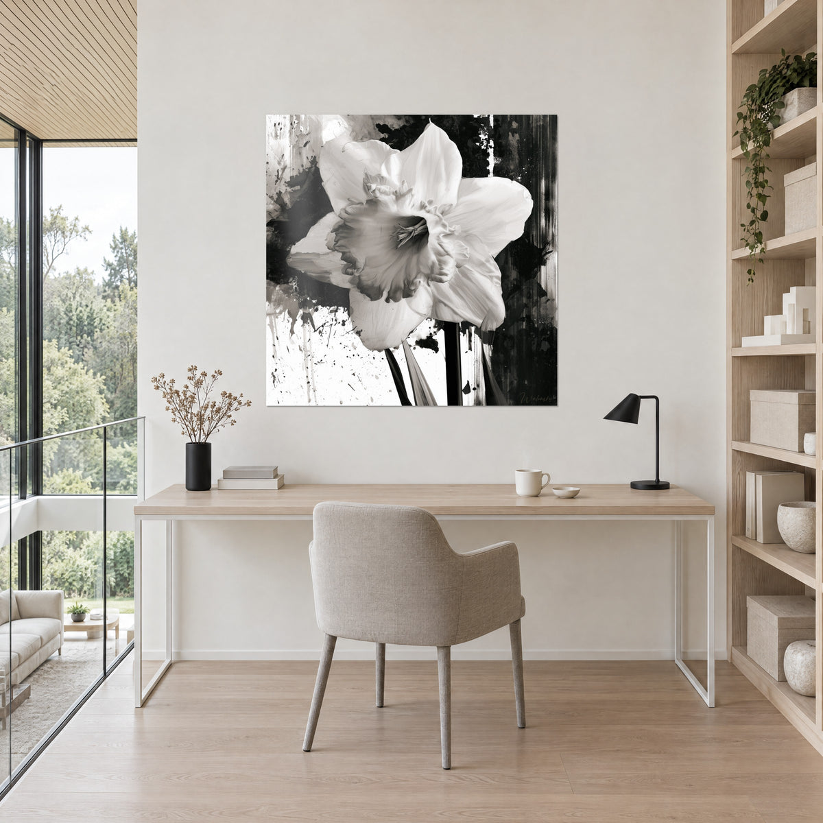 Cuadro gran flor blanca de estambres pálidos, toques negros y blancos, pared de un escritorio de madera clara junto a una estantería