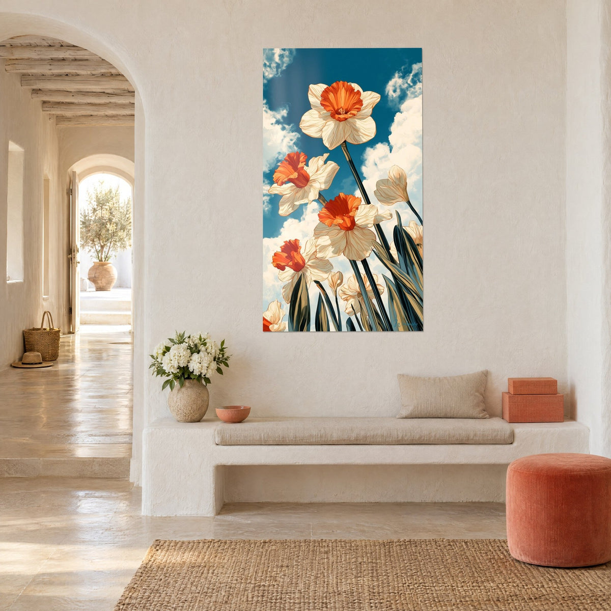 Quadro fiori di narciso in contrapposto, petali color crema e trombe arancioni, sulla parete di un salotto a volta in stile mediterraneo