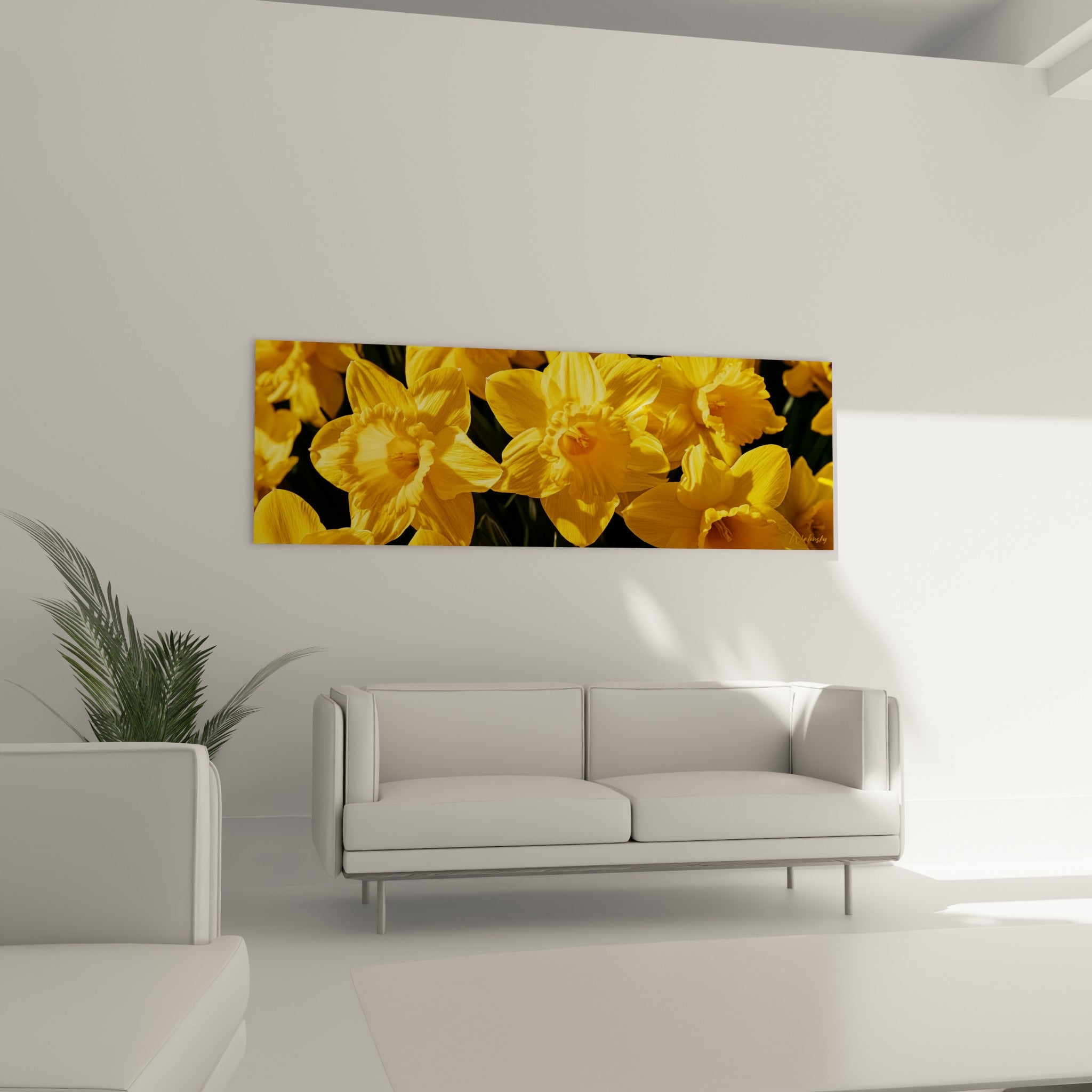 Fleurs de jonquille dorées et ocre disposées au-dessus d'un canapé dans un salon lumineux