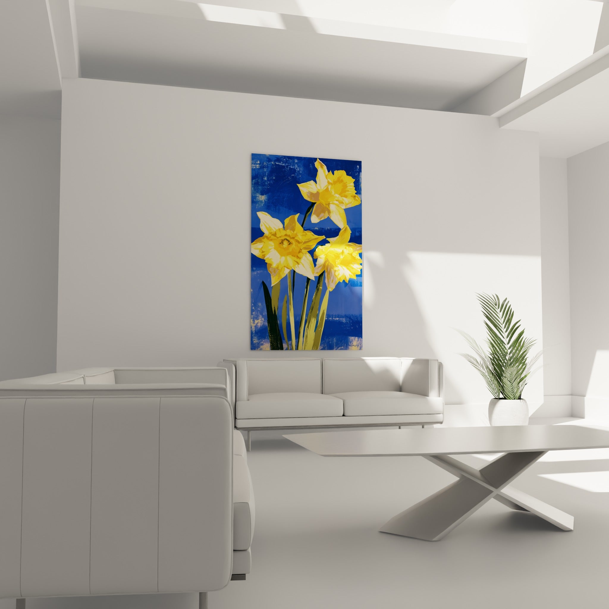 Fleurs de jonquille jaune vif et orangé sur fond bleu peint, au-dessus d'un canapé dans un salon lumineux