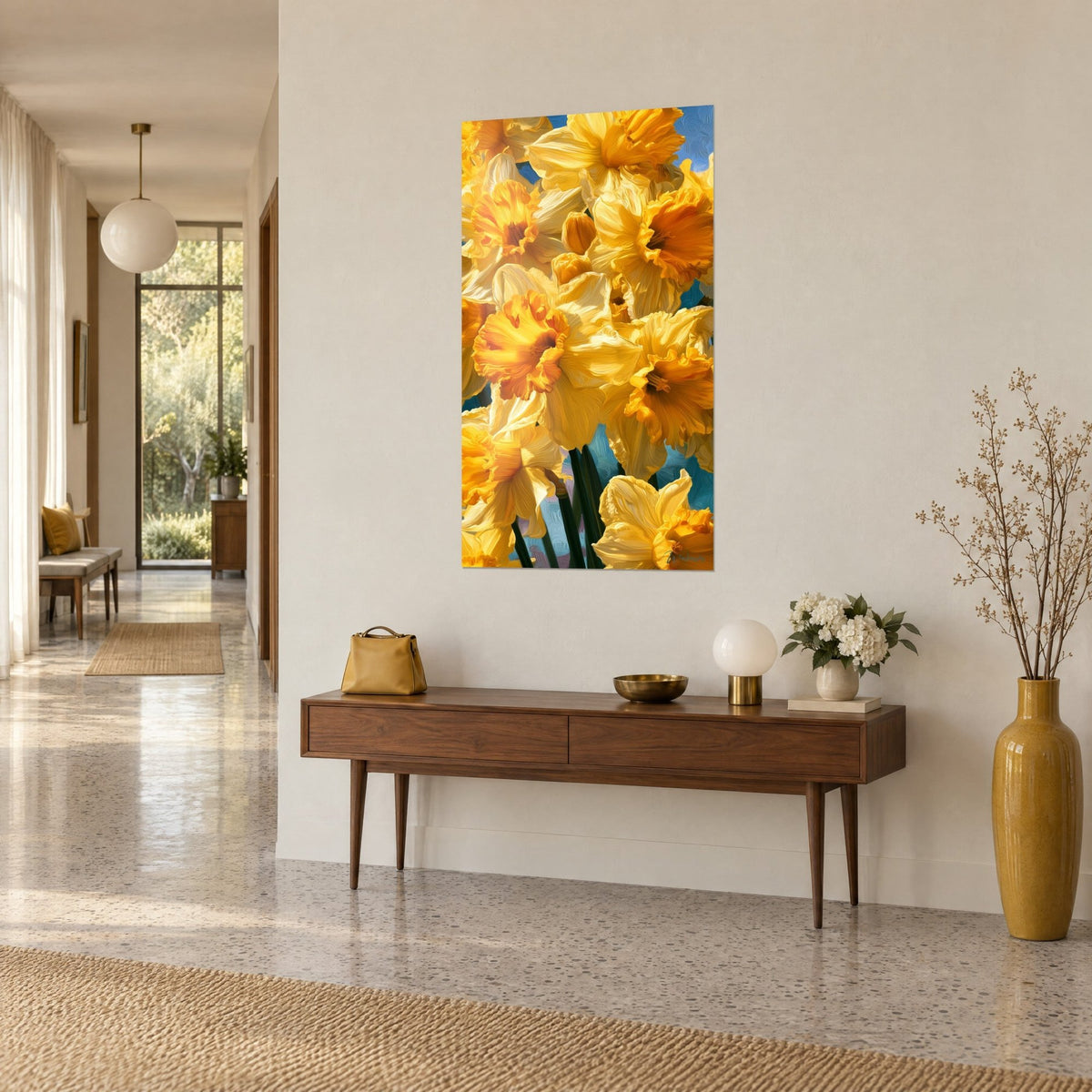 Tableau gerbe de narcisses dorés aux trompettes froncées safran, fond azur, accroché sur un mur beige près d'une console en bois
