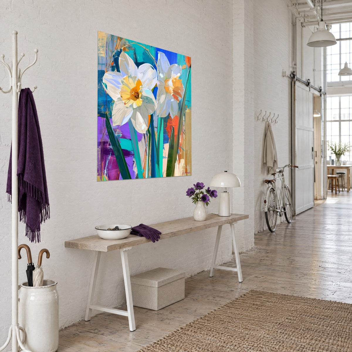 Quadro fiori di primavera con petali color crema e corolla arancio, steli verdi, sfondo blu reale, vista a tre quarti in un loft