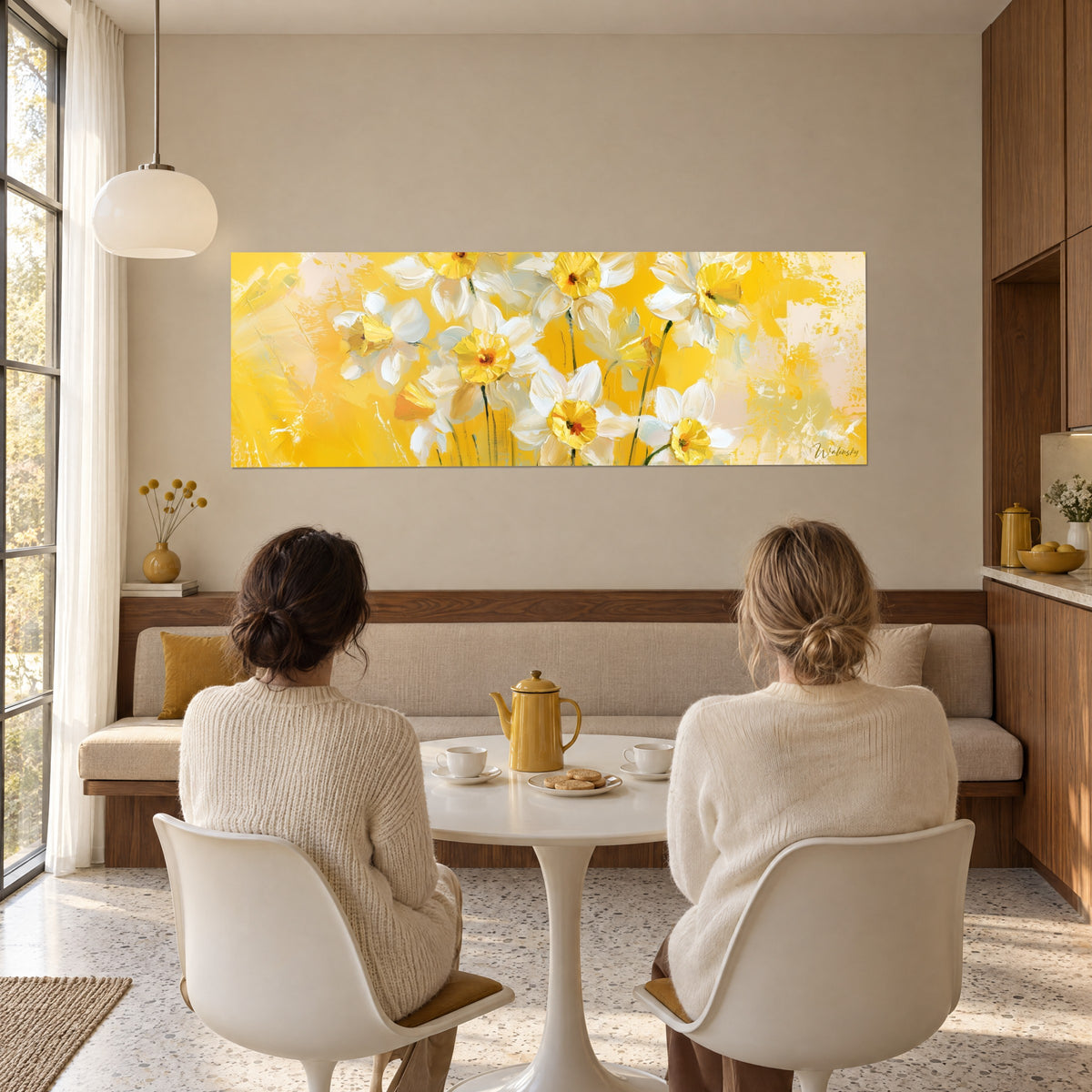 Tableau floraison printanière de pétales blancs et coupes jaune d'or, empâtements texturés, mur beige d'un salon avec thé