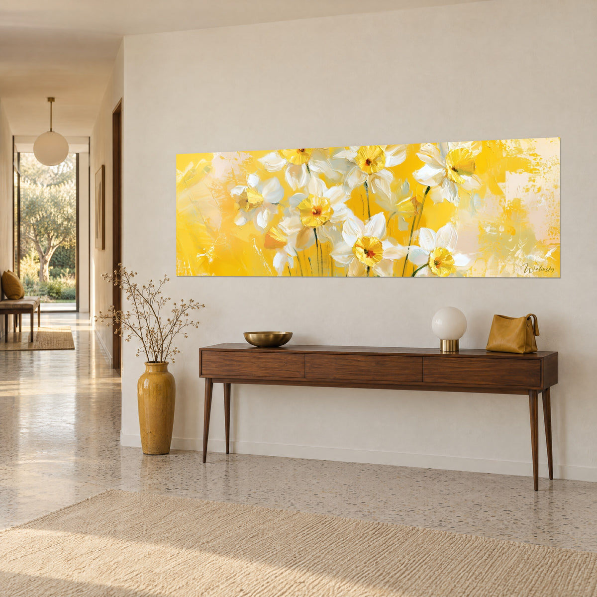 Tableau jonquilles ivoire aux coupes citron peintes au couteau, accroché au-dessus d'une console en bois, couloir clair