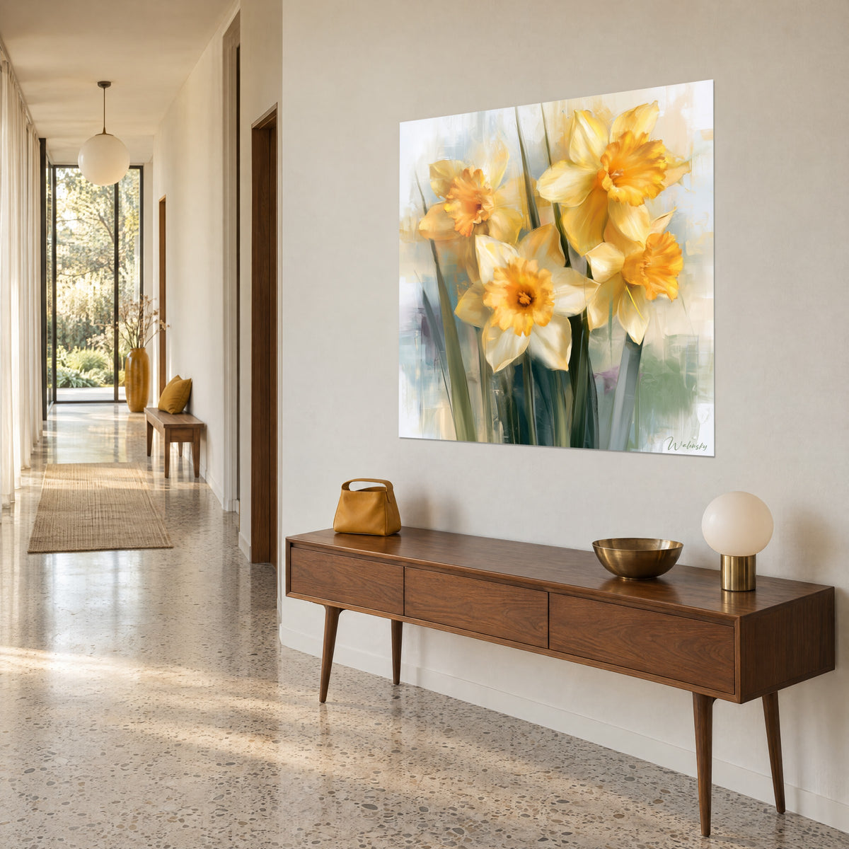 Quadro narcisi dorati dai petali color crema e steli verde oliva, appeso sopra una credenza in legno in un corridoio illuminato dal sole